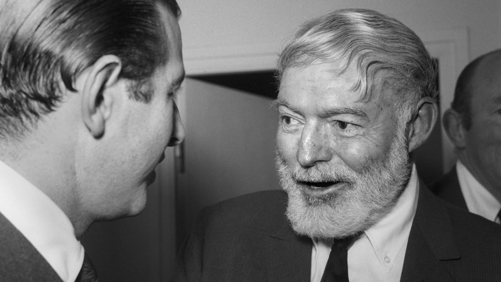 El escritor estadounidense Ernest Hemingway conversa con su amigo y torero, Antonio Ordoñez, durante un encuentro en Madrid