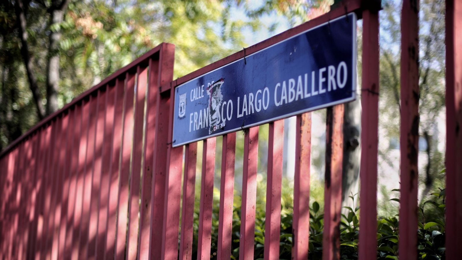 Imagen de archivo de la placa de la calle Largo Caballero el 30 de septiembre de 2020 en Madrid