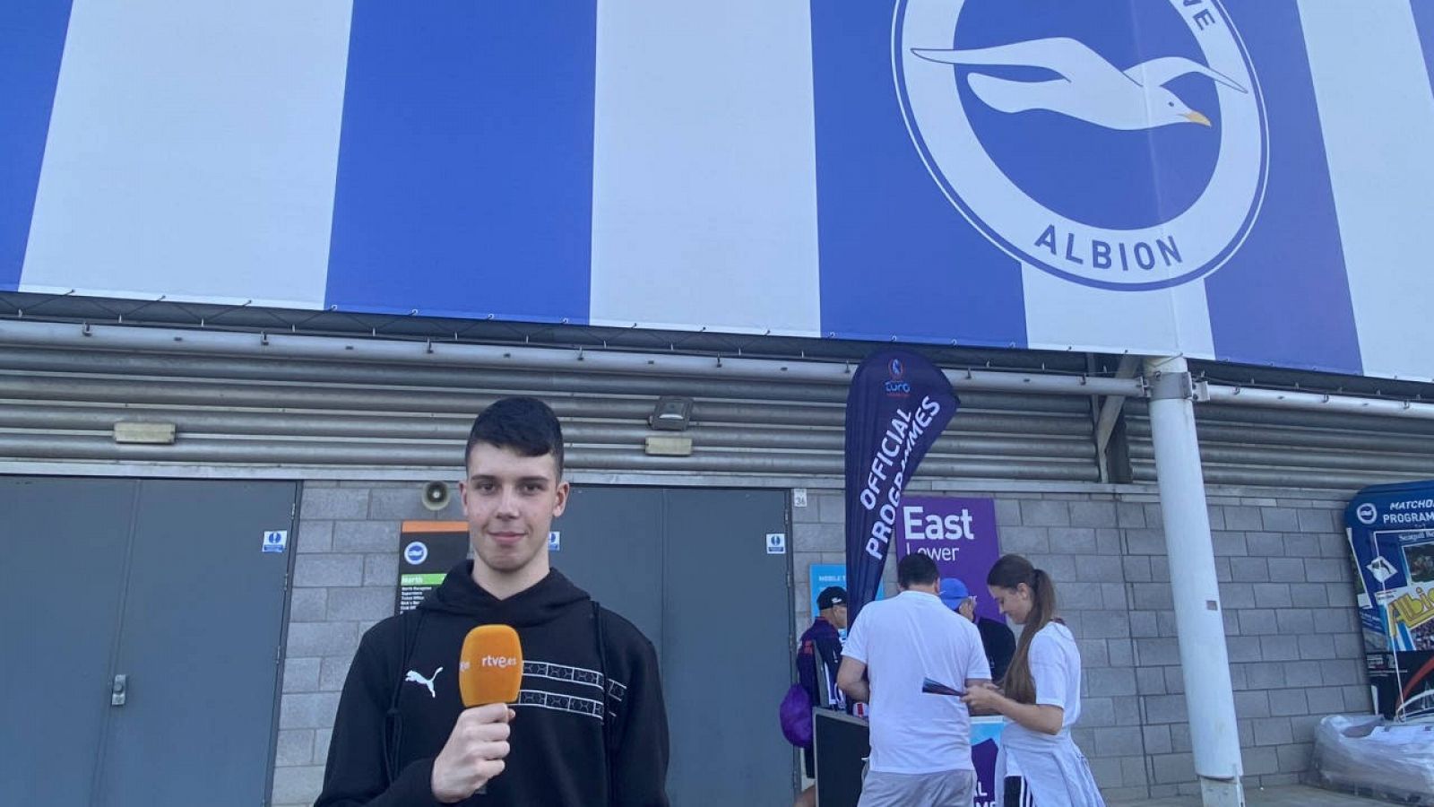 Liam Winhall, a las puertas del Falmer Stadium de Brighton antes del Inglaterra-España