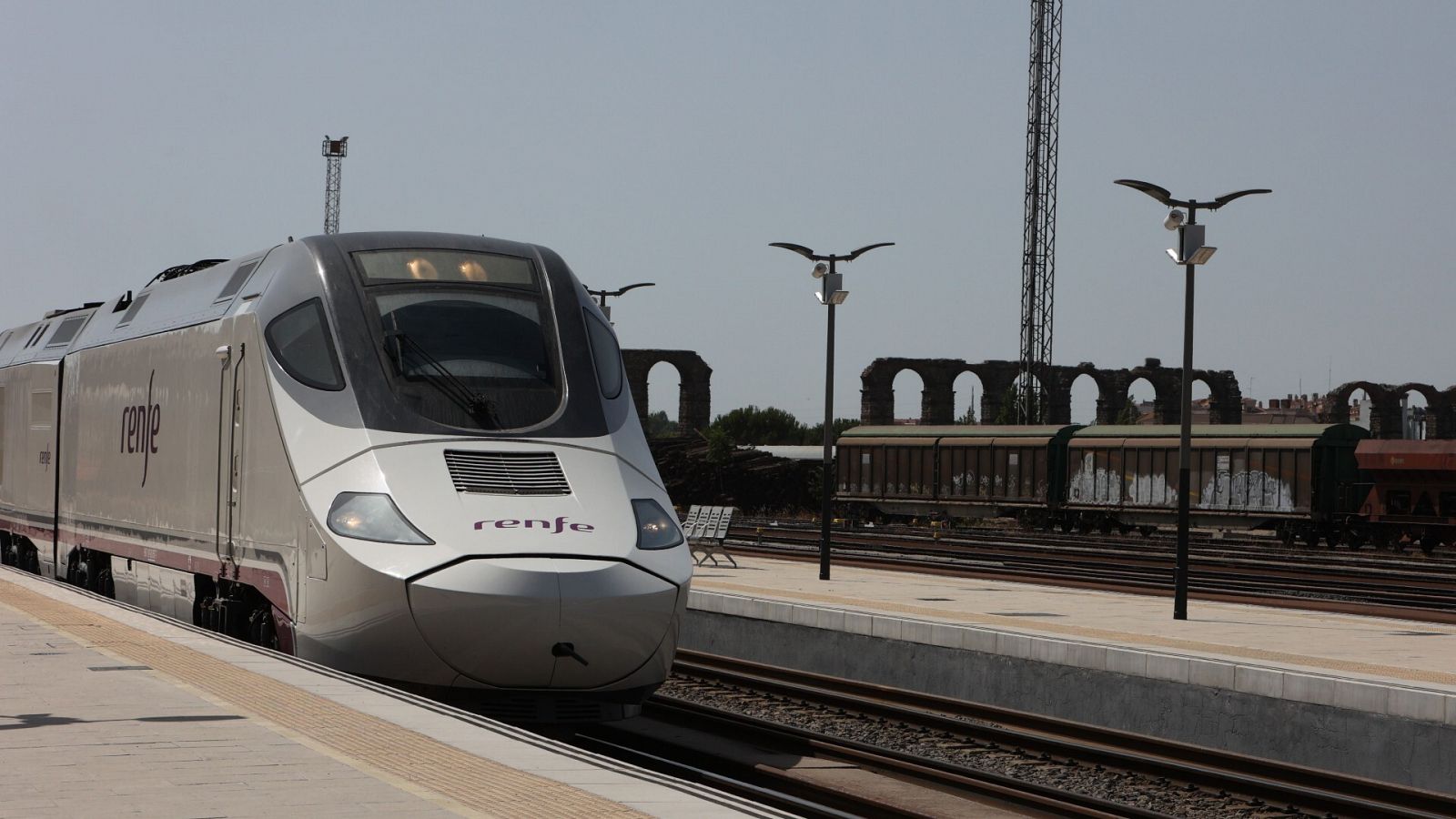 El tren Alvia en el viaje inaugural el lunes, a la altura de Mérida