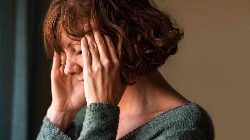 Una mujer sufre dolor de cabeza, en una imagen de archivo