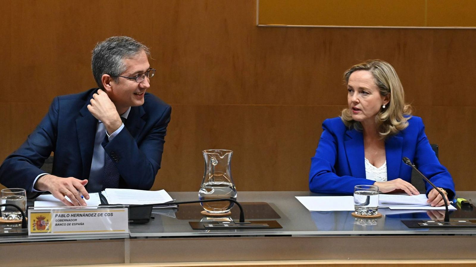 La vicepresidenta primera, Nadia Calviño, y el gobernador del Banco de España, Pablo Hernández de Cos, en la reunión de este viernes