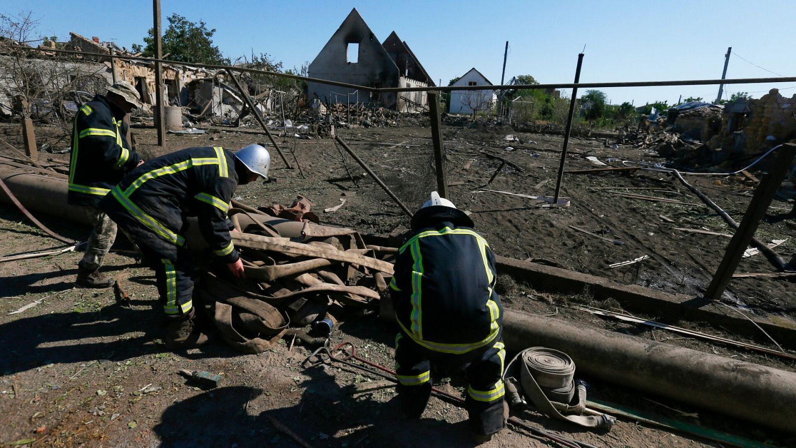 Rescatistas ucranianos trabajan en el lugar de un edificio dañado tras un ataque con cohetes en la zona de Odesa.