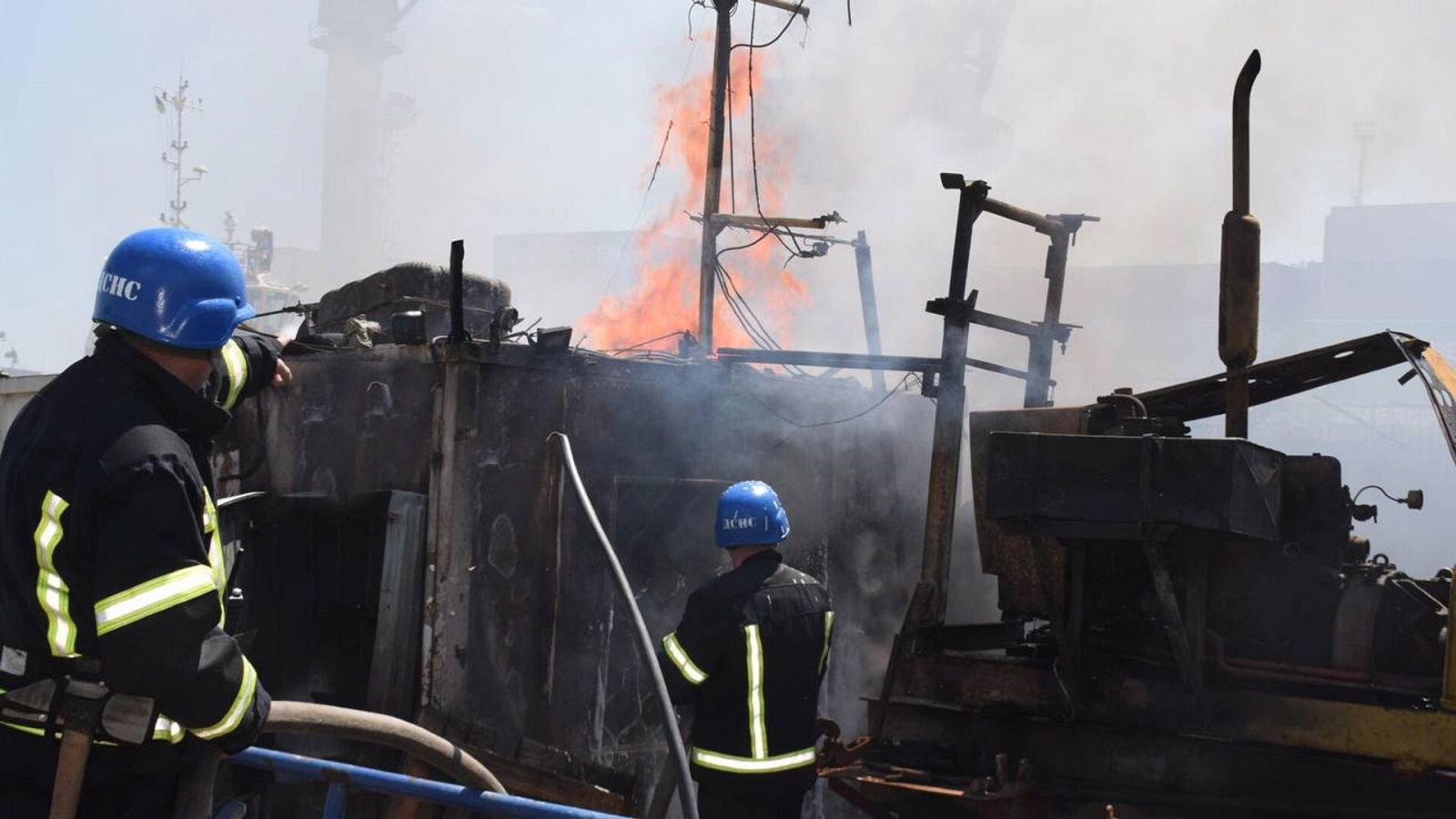Trabajos de extinción de un incendio en el puerto de Odesa