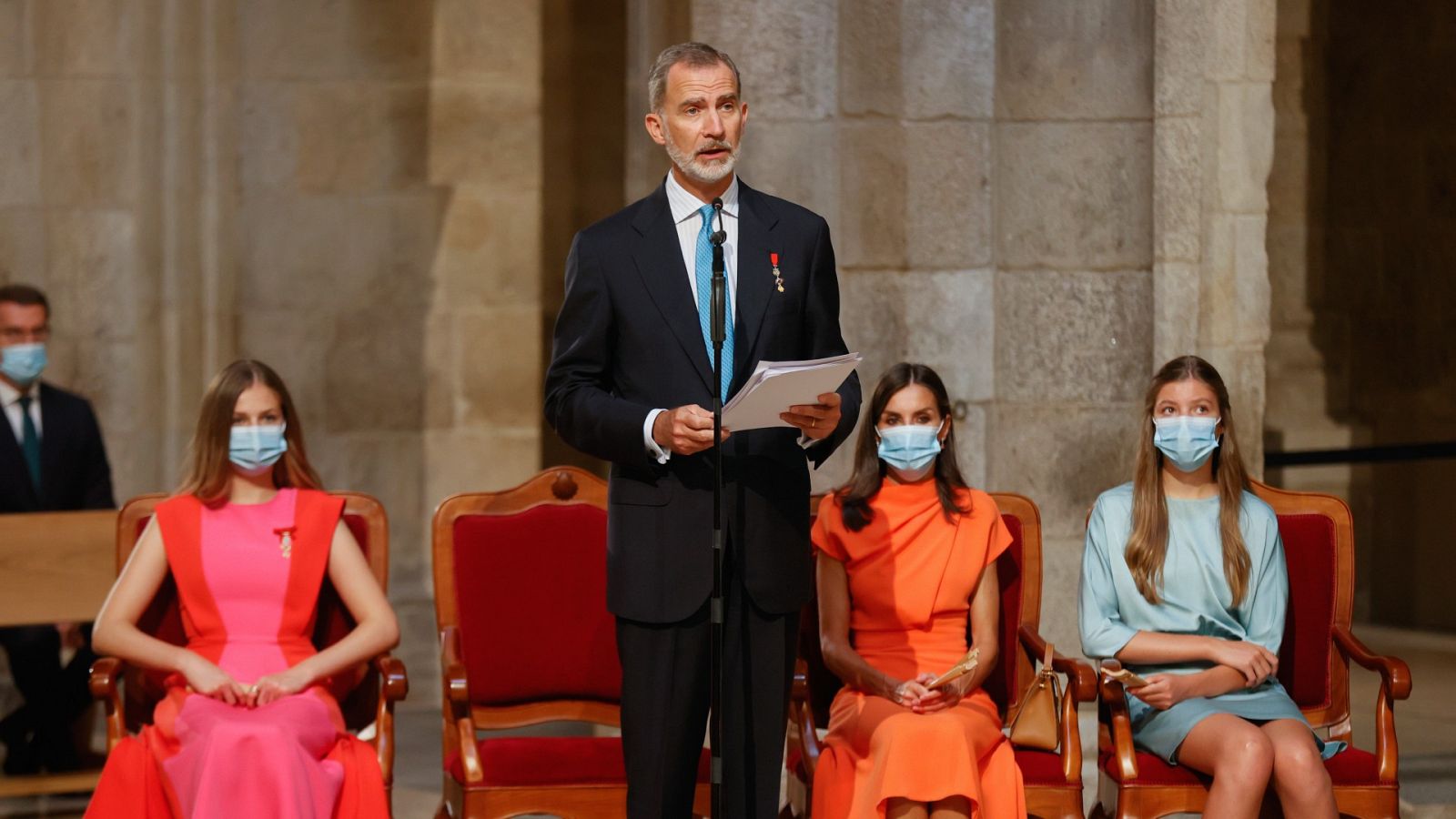 El rey Felipe ofrece un discurso en presencia de la reina Letizia, la princesa Leonor y la infanta Sofía durante la ofrenda al apóstol Santiago, en el acto celebrado en la catedral de Santiago de Compostela