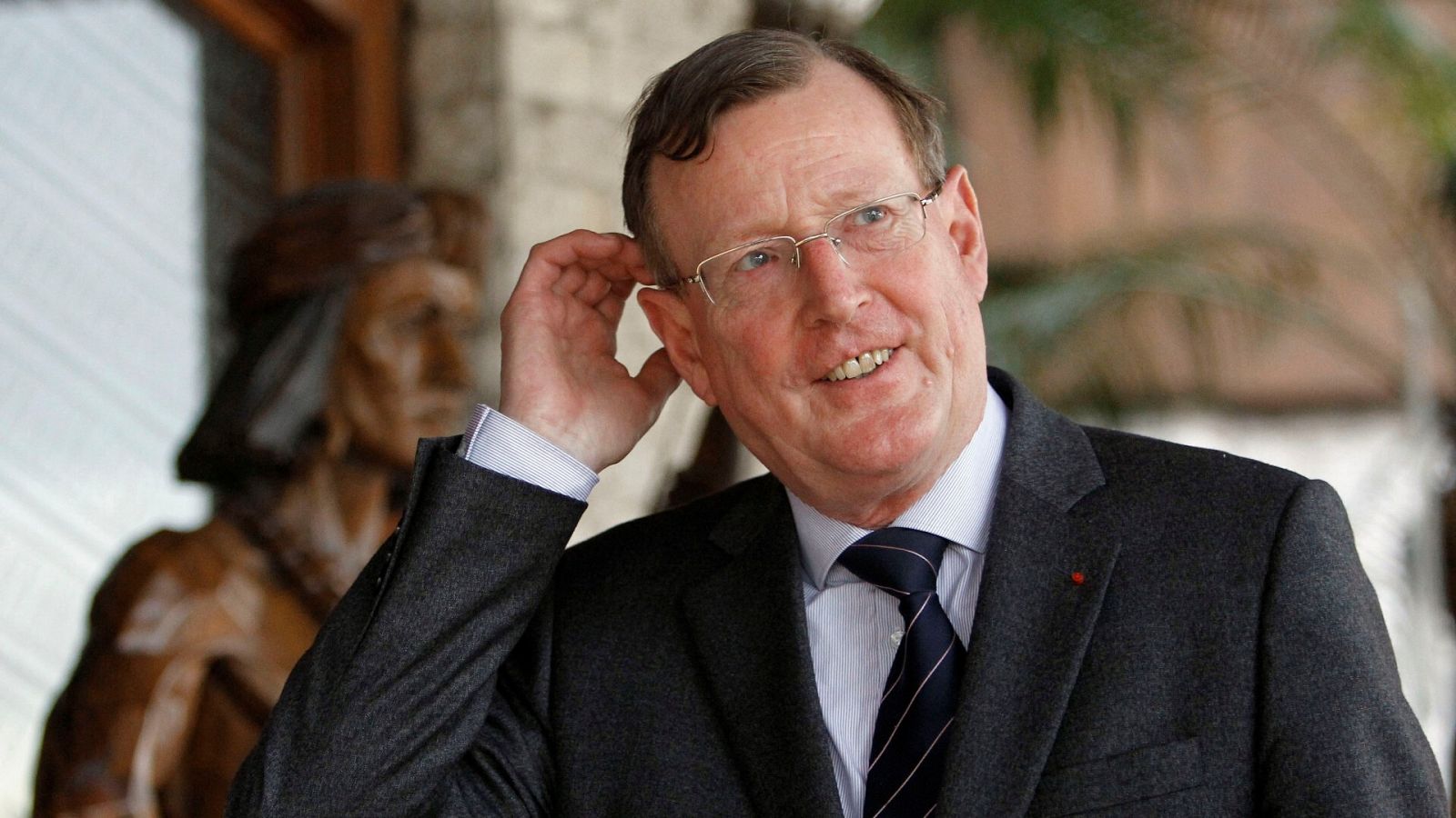 David Trimble tras una reunión con el vicepresidente filipino Jejomar Binay en el Palacio del Coco en Manila el 14 de noviembre de 2012.