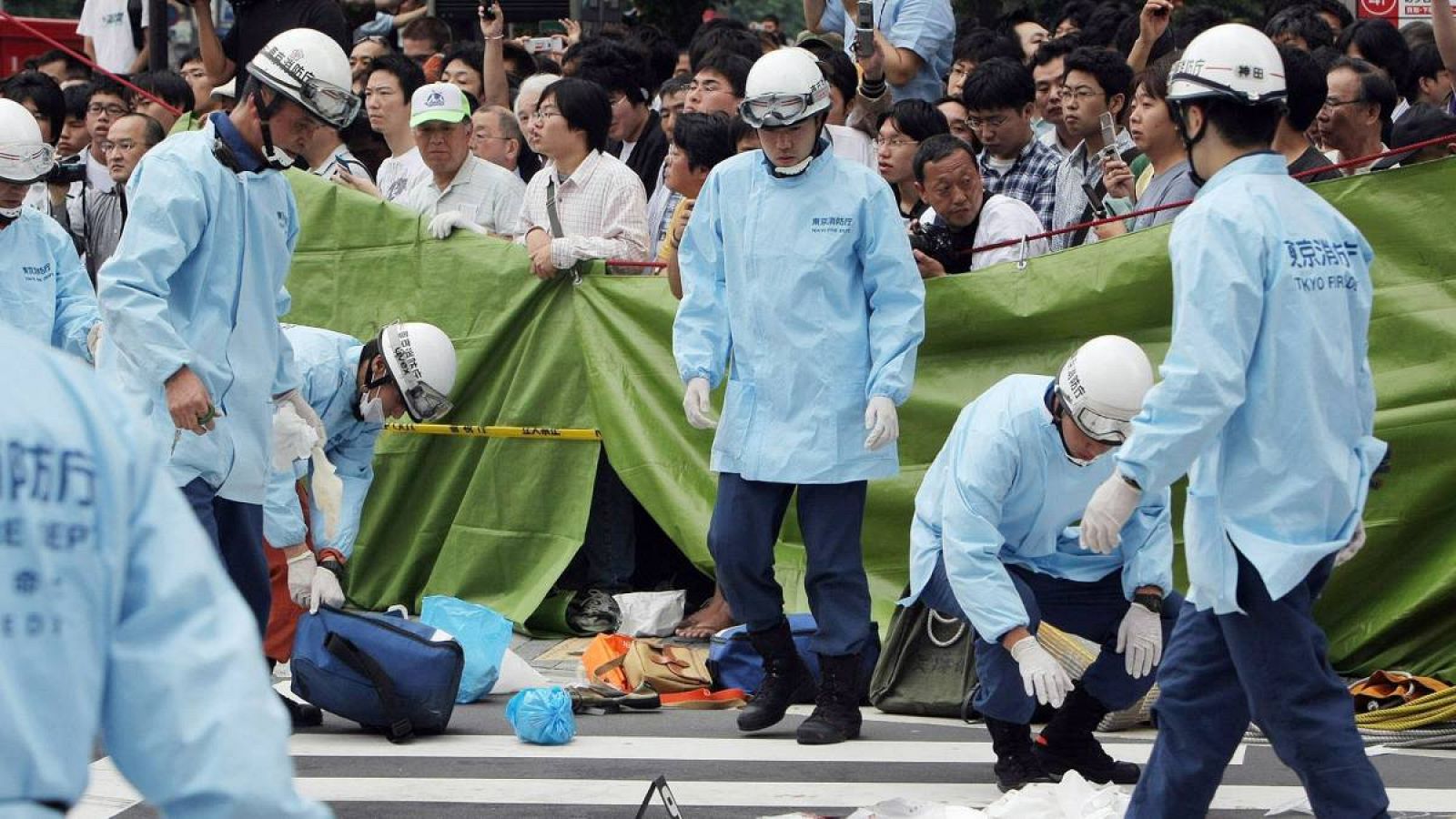 Foto de archivo tomada el 8 de junio de 2008 que muestra a los rescatistas reunidos en el sitio donde un hombre se lanzó a apuñalar en la calle de tiendas electrónicas Akihabara de Tokio.