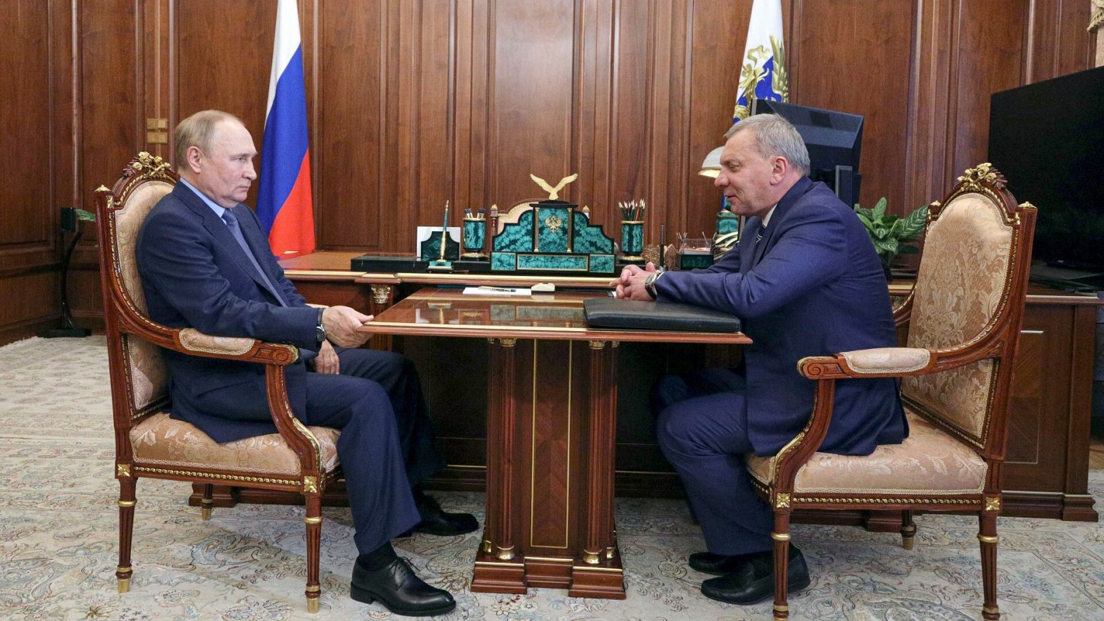 El presidente de Rusia, Vladímir Putin, junto al jefe de la agencia espacial rusa, Yuri Borisov