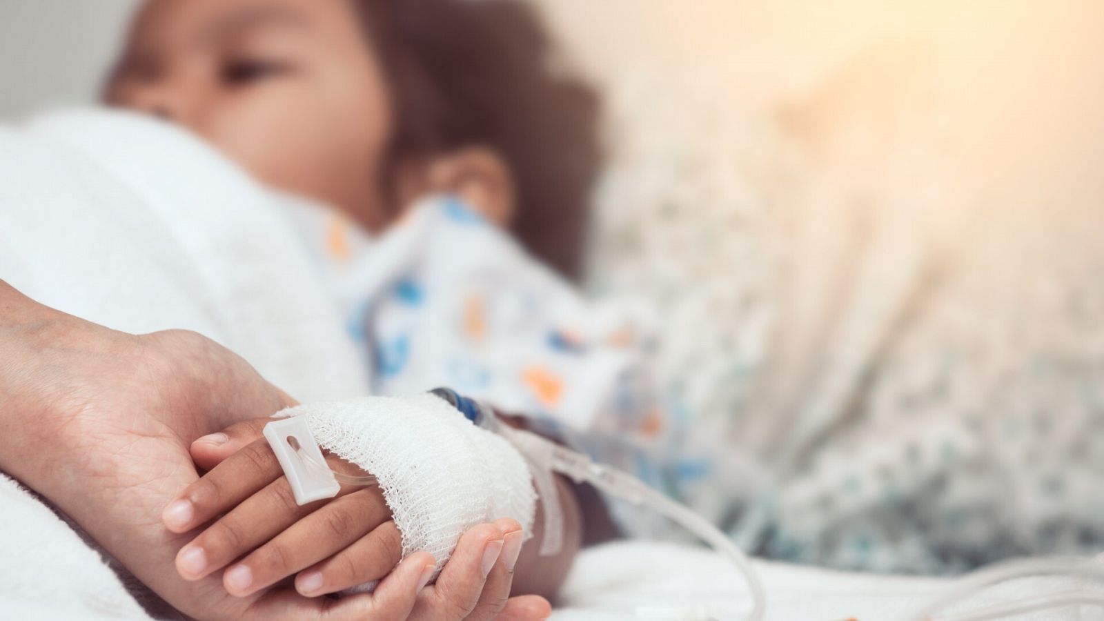 Una niña recibe un tratamiento por vía intravenosa en una imagen de archivo