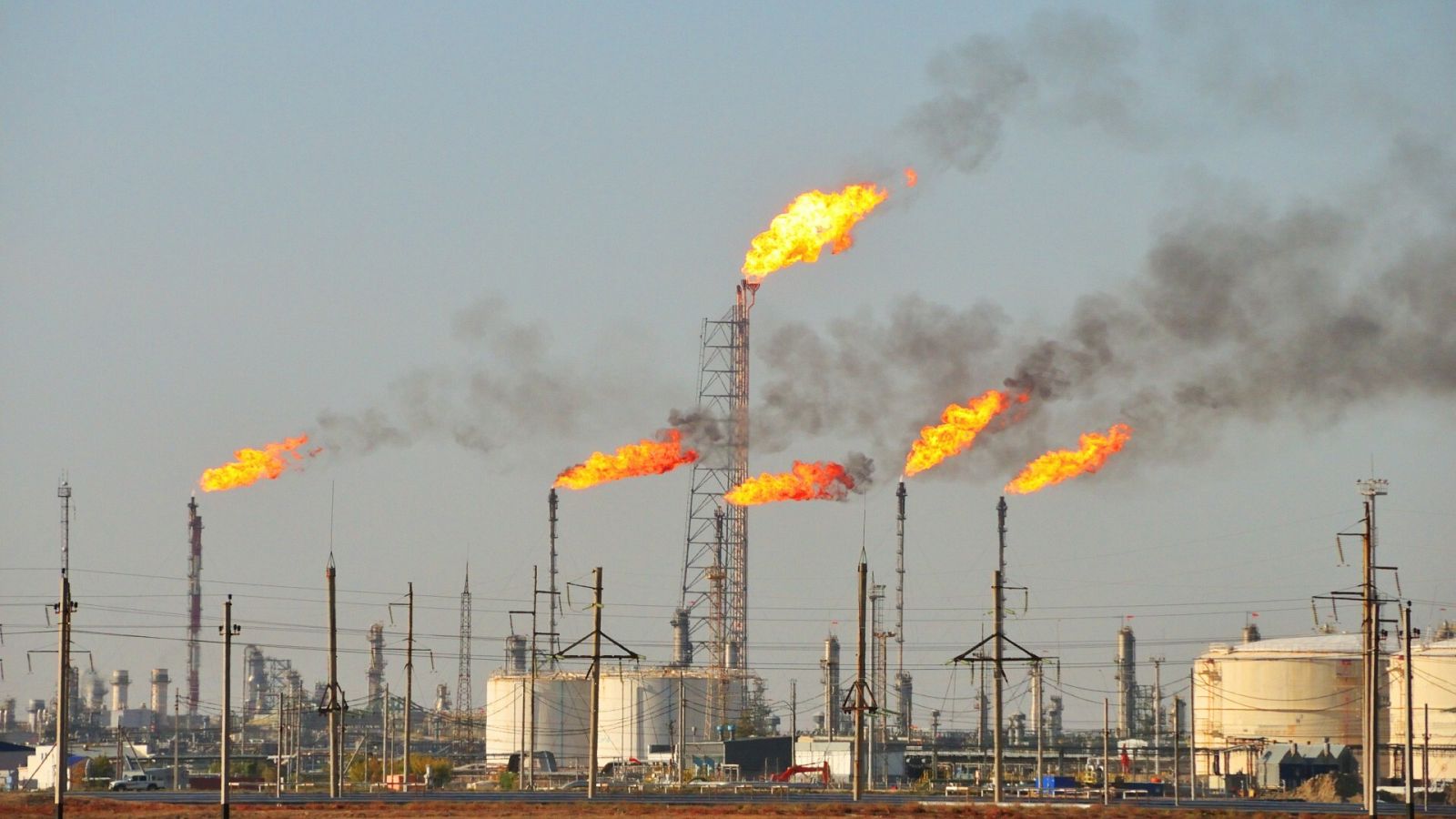 Las energéticas obtienen beneficios récord por el aumento del precio de hidrocarburos a raíz de la guerra de Ucrania