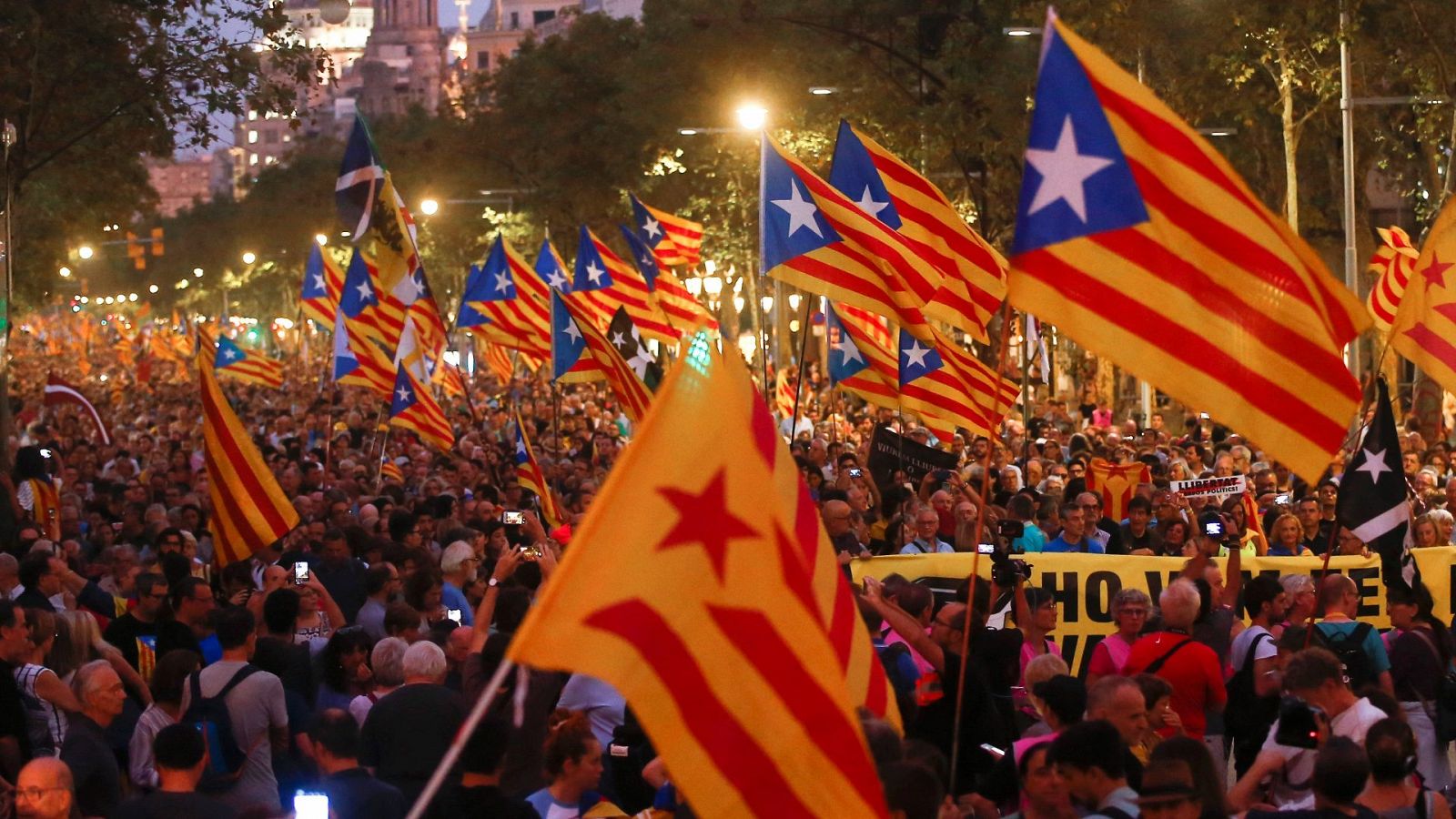 Manifestantes con banderas 'esteladas' durante el segundo aniversario del 1-O