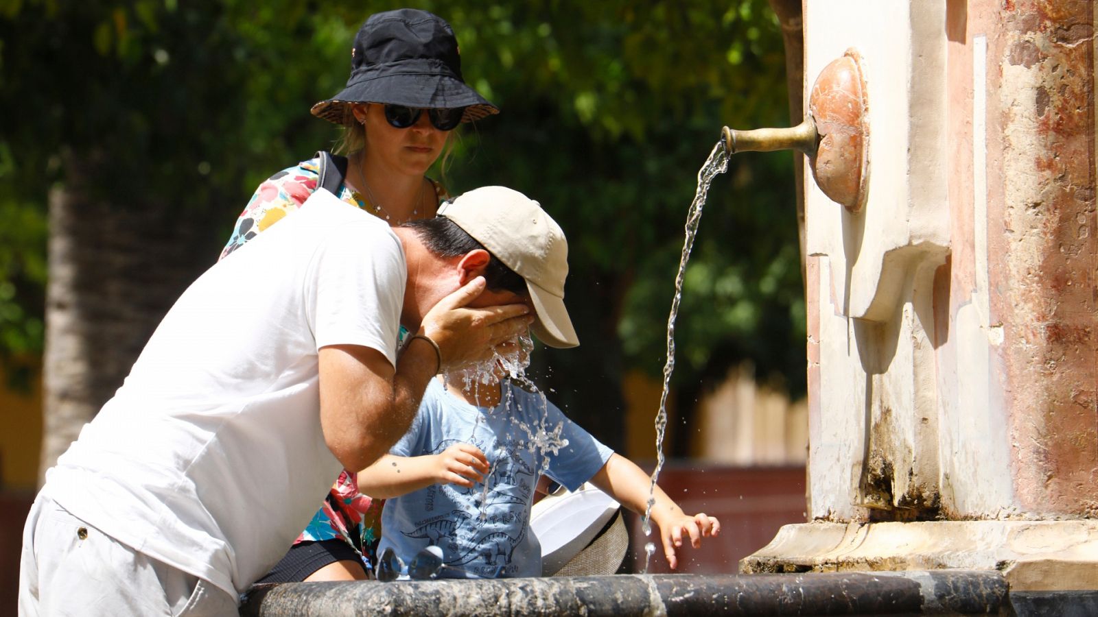 Turistas se refrescan en una fuente de Córdoba
