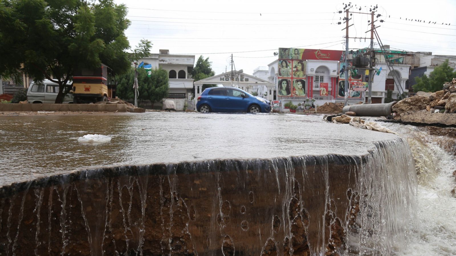 Una zona residencial se inunda tras el desbordamiento de la presa de Lath por las fuertes lluvias monzónicas en Karachi, Pakistán