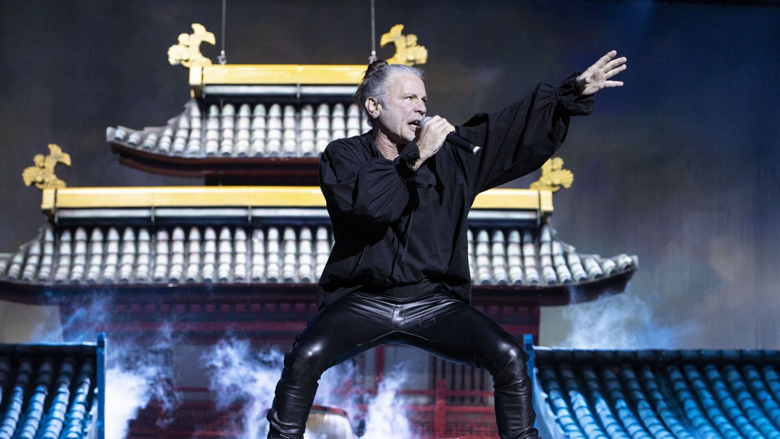 El vocalista de Iron Maiden, Bruce Dickinson, durante un reciente concierto en Austria.