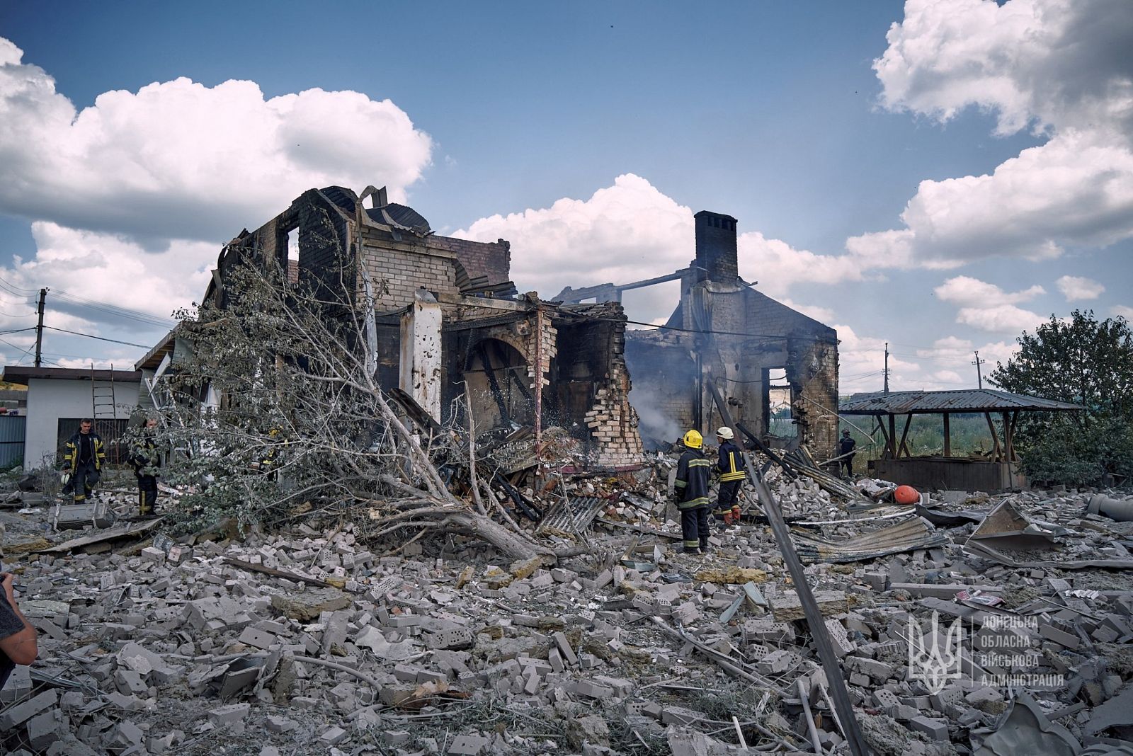 Bomberos frente a una casa destruida en Donetsk.