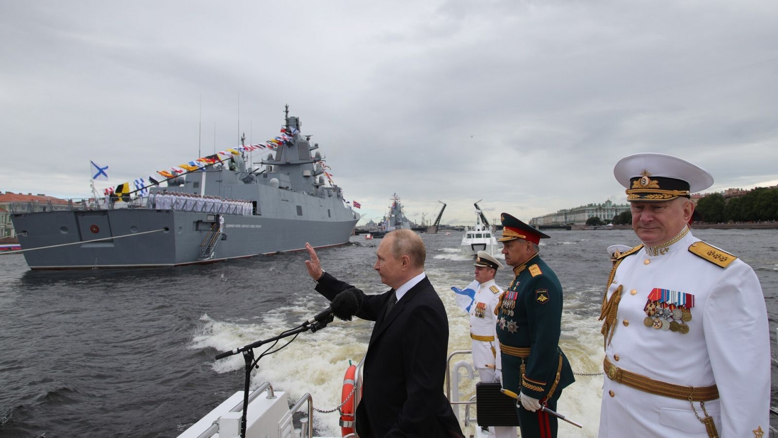 El presidente ruso, Vladímir Putin, preside el desfile naval del Día de la Armada en San Petersburgo