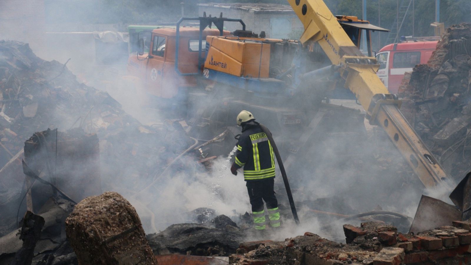 Un bombero trata de apagar un incendio en un edificio en Járkov.