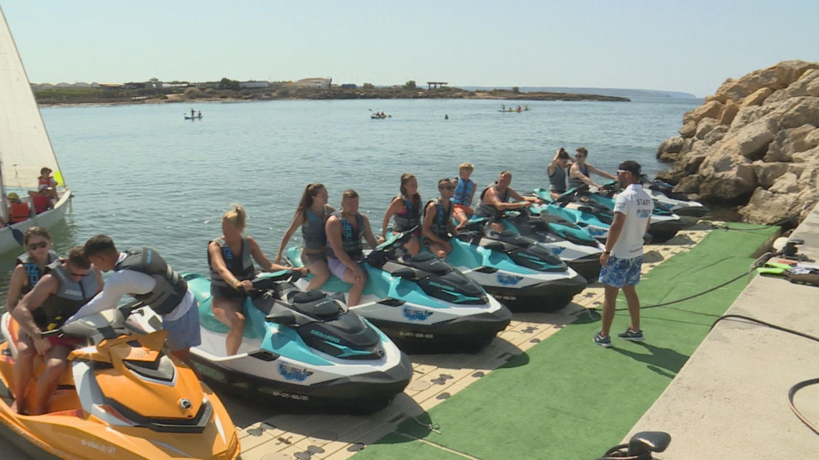 Clients de Mallorca On Jet Ski abans d'entrar a la mar amb les motos d'aigua