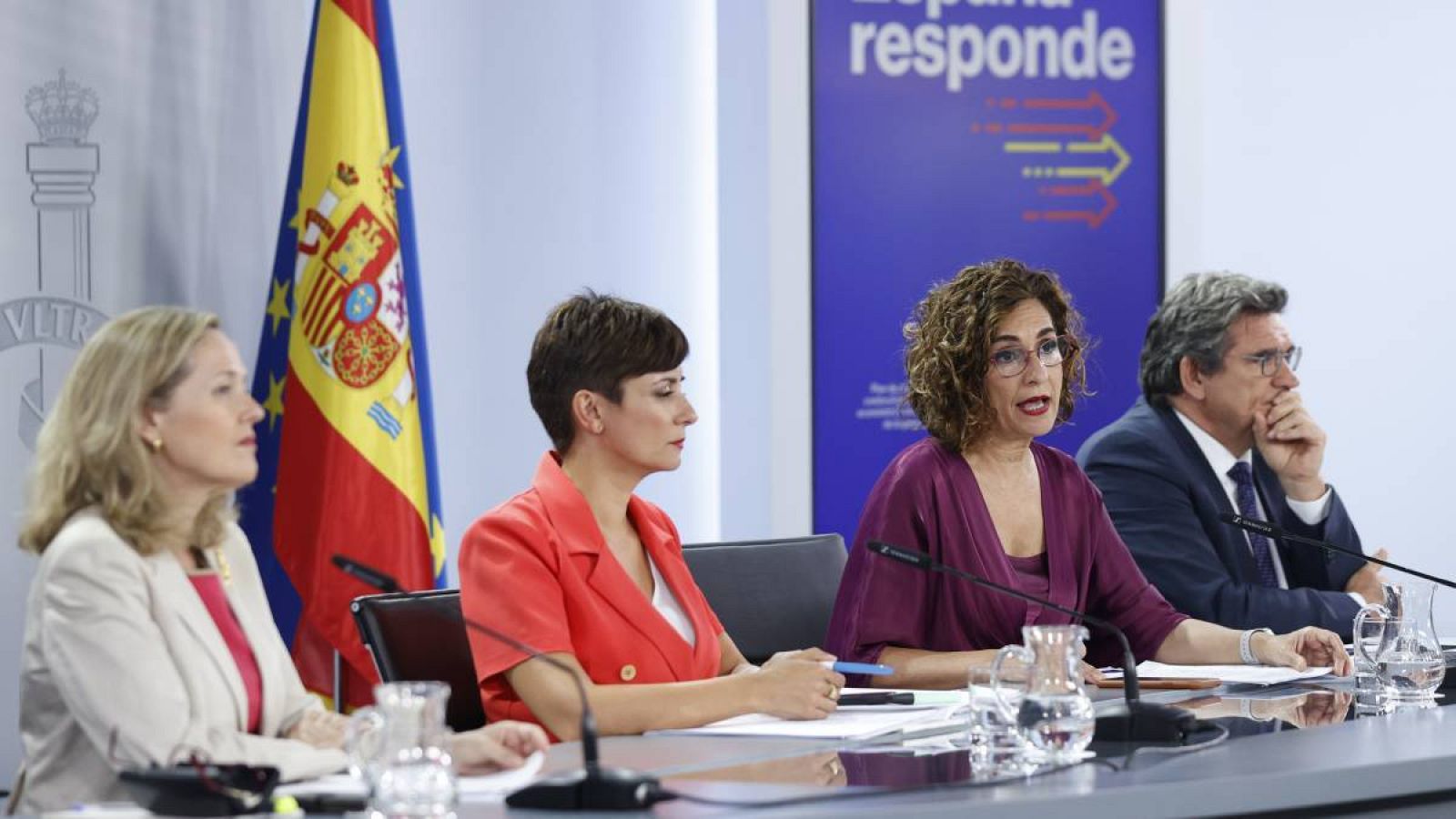 La vicepresidenta primera del Gobierno y ministra de Economía, Nadia Calviño (i), el ministro de Seguridad Social, José Luis Escrivá (d), la portavoz del Gobierno y ministra de Política Territorial, Isabel Rodríguez (2i) y la ministra de Hacienda, Ma