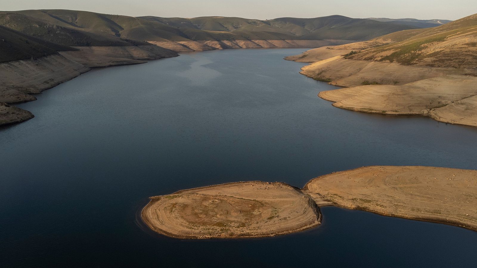 Vista del embalse de As Portas en Vilariño de Conso (Ourense), que está al 23% de su capacidad, este martes