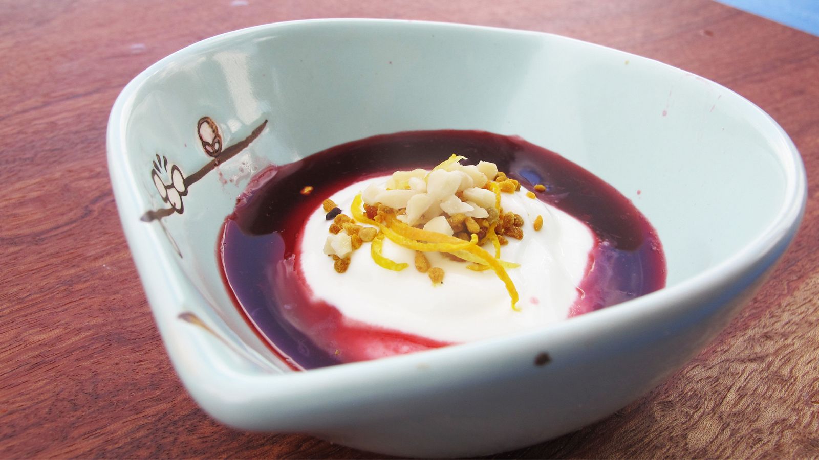 Sopa de cerezas con yogur griego, naranja y polen