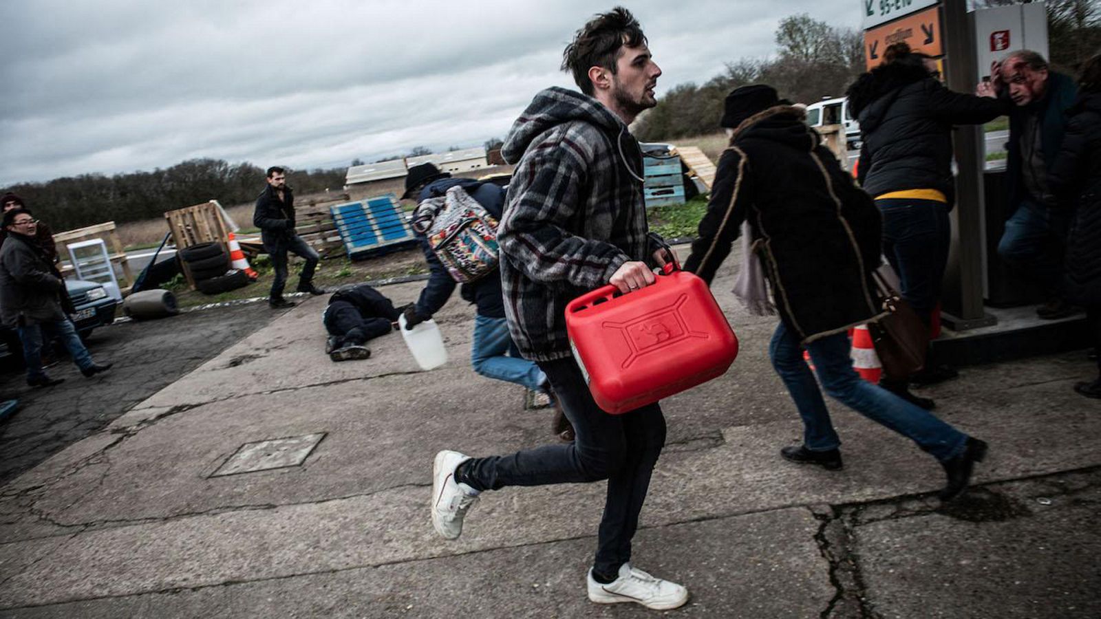 Los clientes asaltan una estación de servicio cinco días después del gran colapso