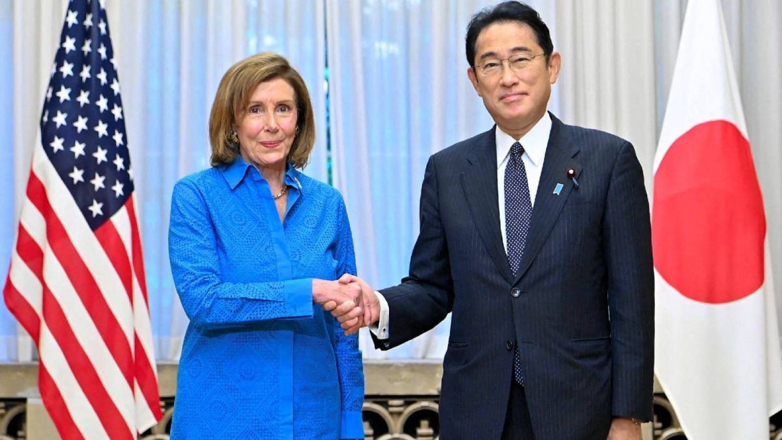 La presidenta de la Cámara de Representantes de EE. UU., Nancy Pelosi (izquierda), le da la mano al primer ministro japonés, Fumio Kishida, durante una reunión en la residencia oficial del primer ministro en Tokio.