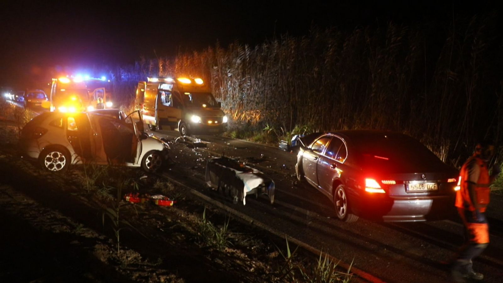 Els serveis d'emergències actuant minuts després de l'accident