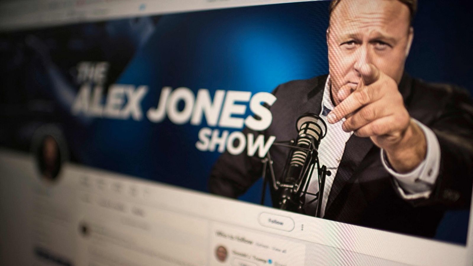 Imagen de archivo de una pantalla de ordenador en la que se ve la cuenta de Twitter del programa de Alex Jones