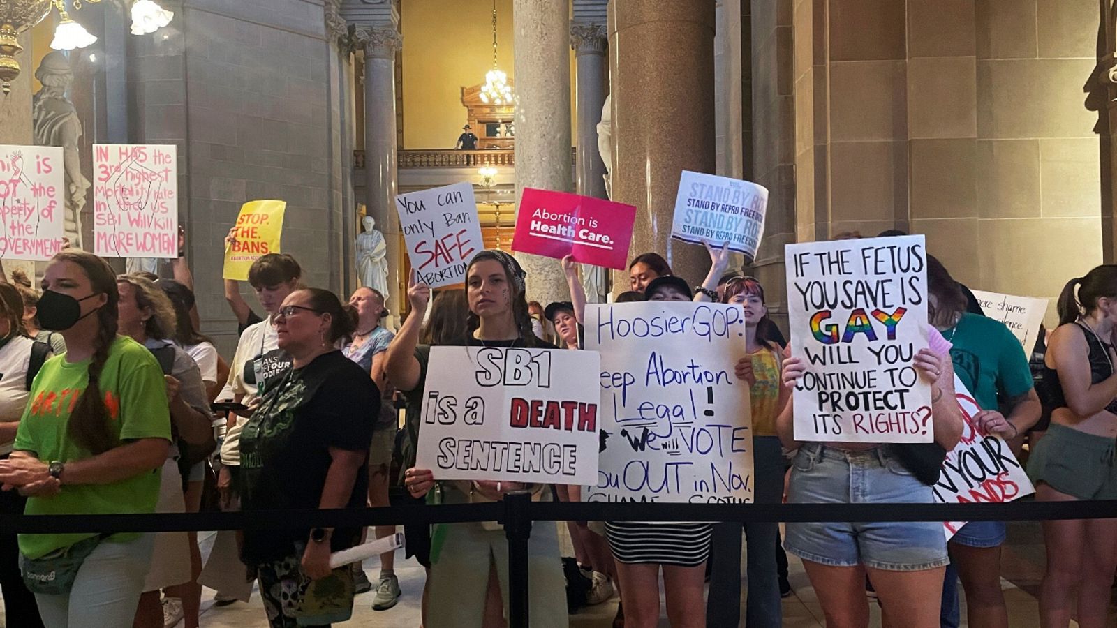Defensores del derecho al aborto manifestándose en los pasillos del Capitolio de Indiana.