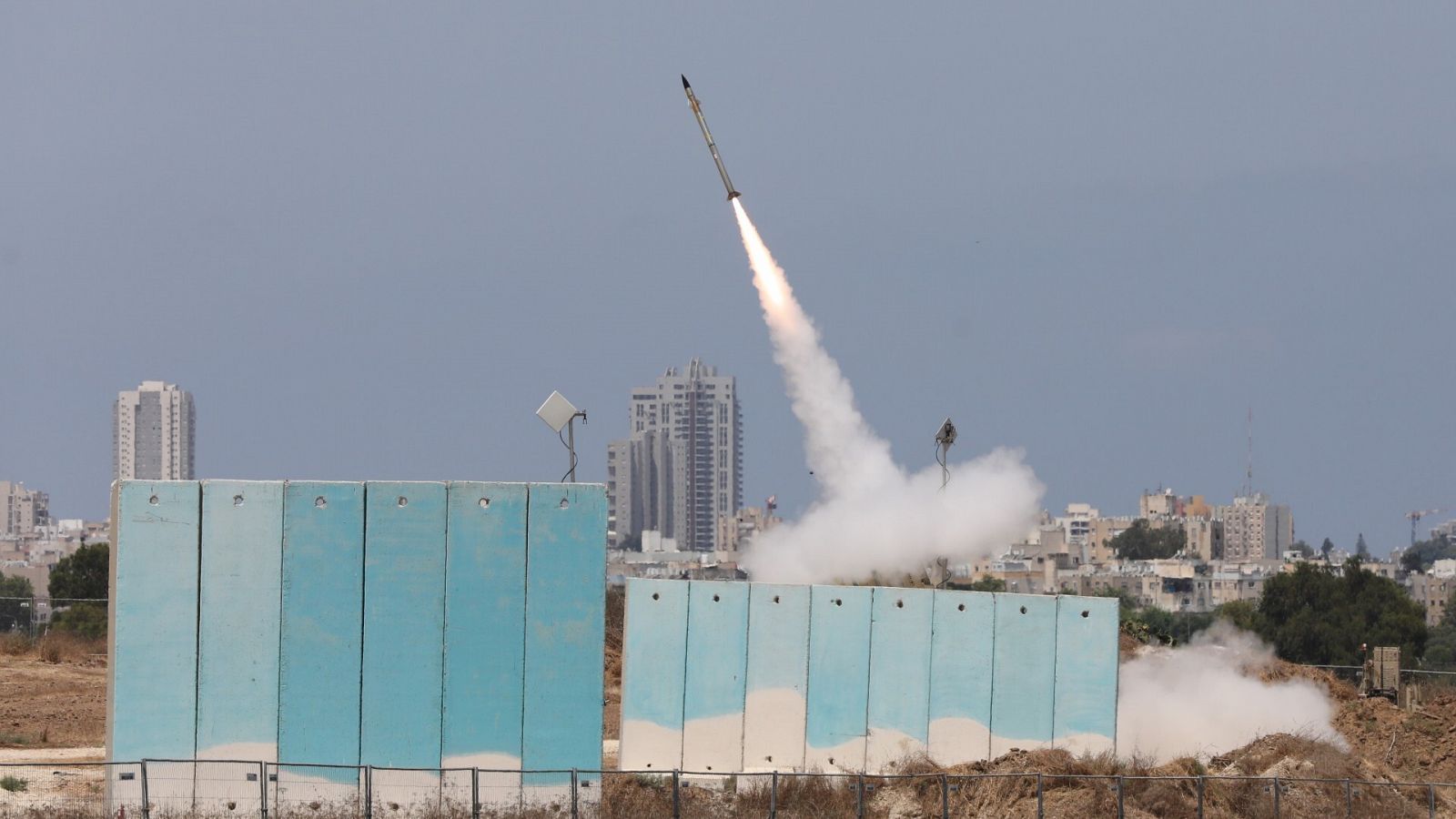 Lanzamiento de un misil cerca de la ciudad de Ashdod, en el sur de Israel