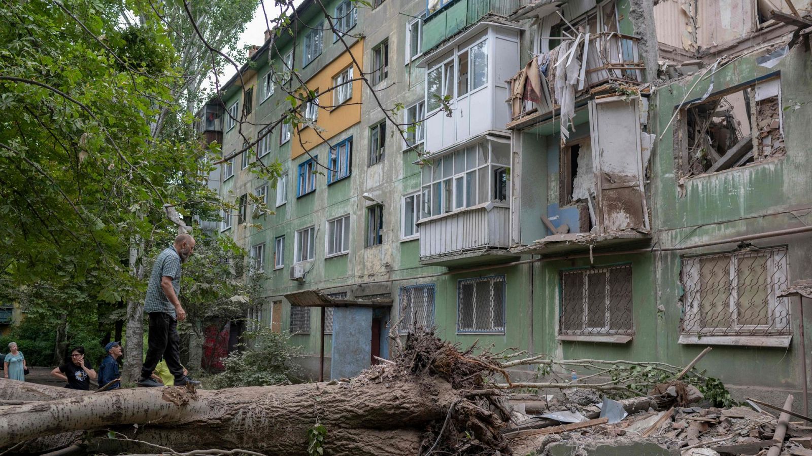 Residentes observan los daños por un bombardeo en un edificio de Kostiantynivka, al este de Ucrania