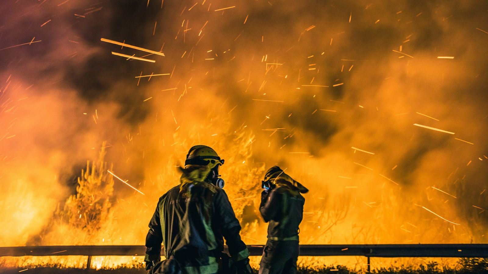 Operarios de las Brigadas de Refuerzo de Incendios Forestales (BRIF) luchando contra las llamas para extinguir el incendio declarado en el día anterior en la parroquia de Cures, Boiro, A Coruña.