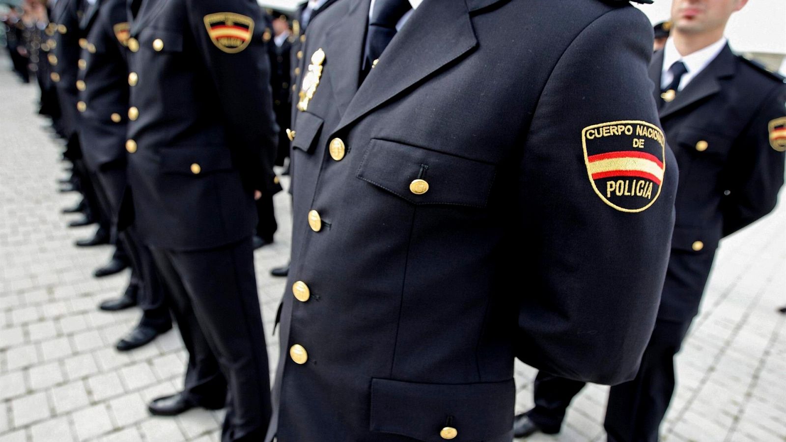 Un grupo de policías en formación sin que se les vea la cara.