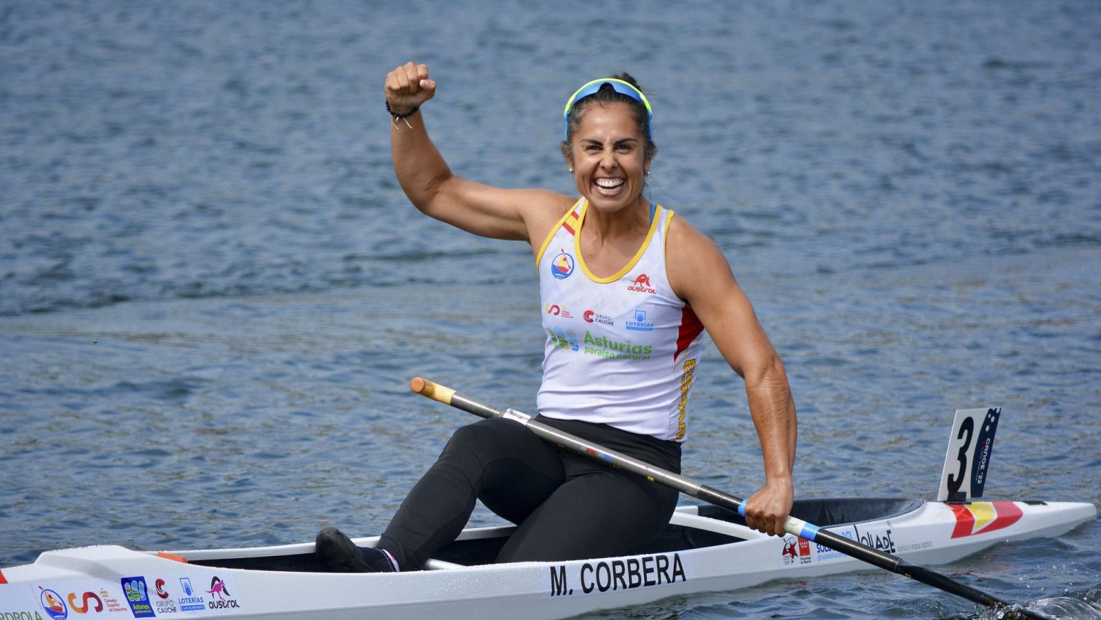 La piragüista española María Corbera celebra la medalla de plata en C1 200