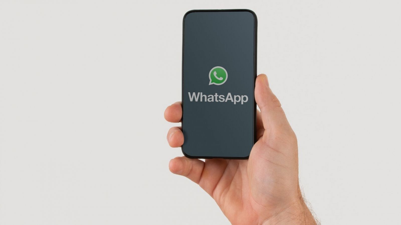 Un móvil con el logo de Whatsapp en la pantalla