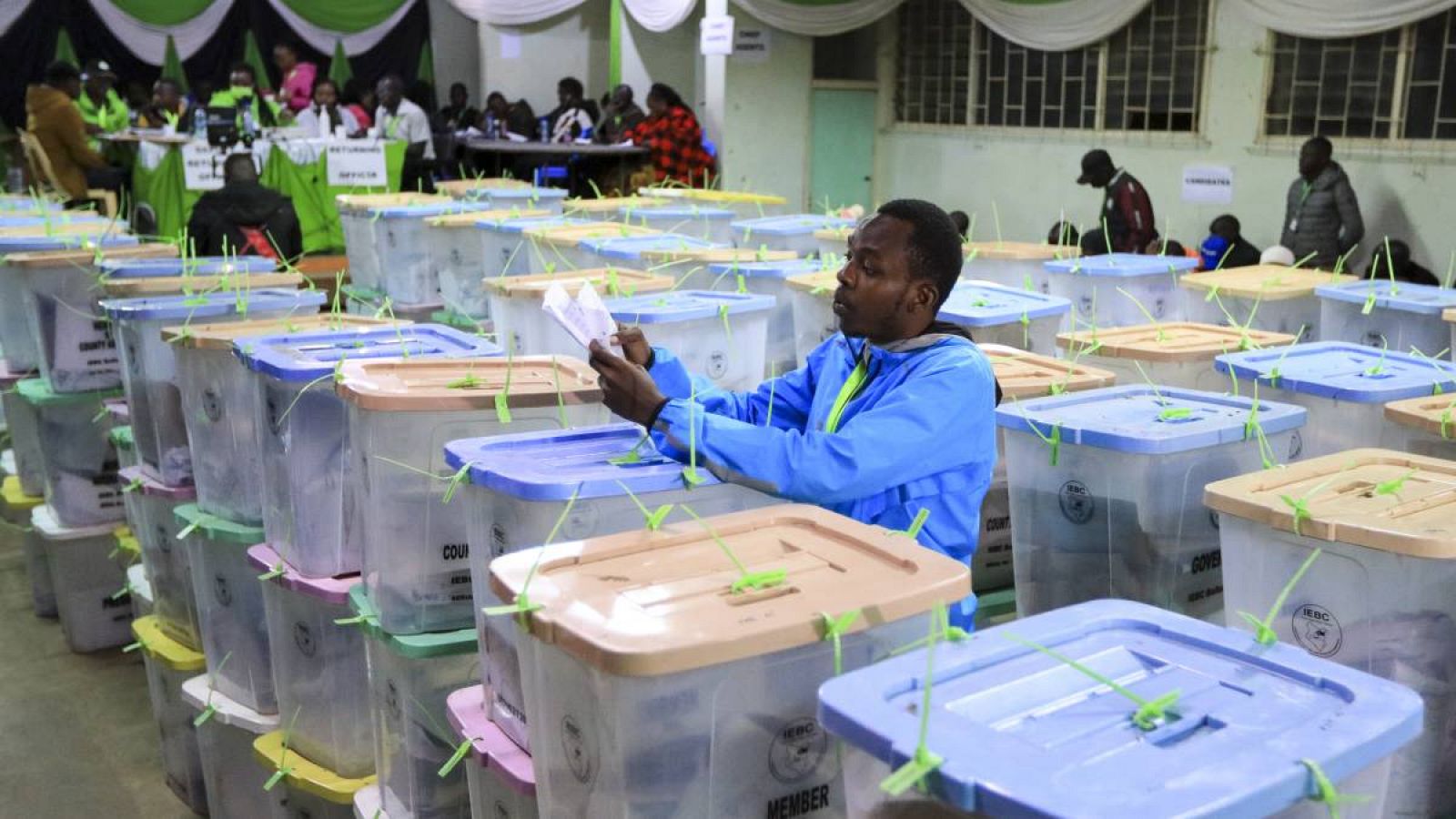 Una persona contabiliza las papeletas después de que los kenianos emitieran sus votos en las elecciones generales en Mathare, Nairobi, Kenia.