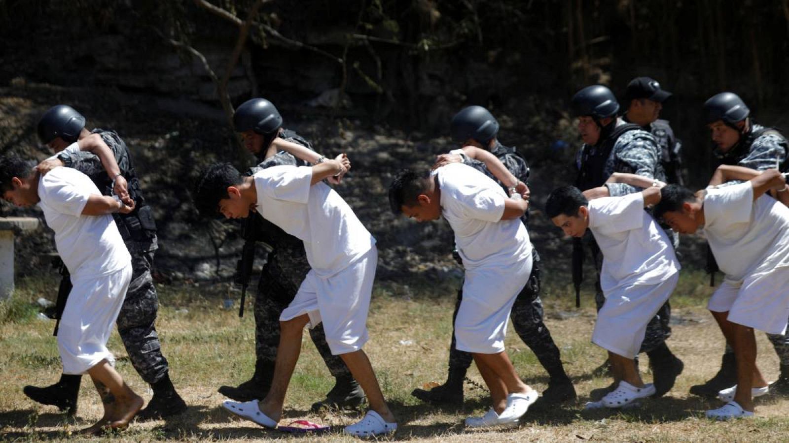 Presuntos miembros de la pandilla Barrio 18 son presentados ante los medios de comunicación tras ser arrestados por la desaparición o asesinato de varias personas, incluidos dos conductores de entrega de comida rápida, en Colón, El Salvador.