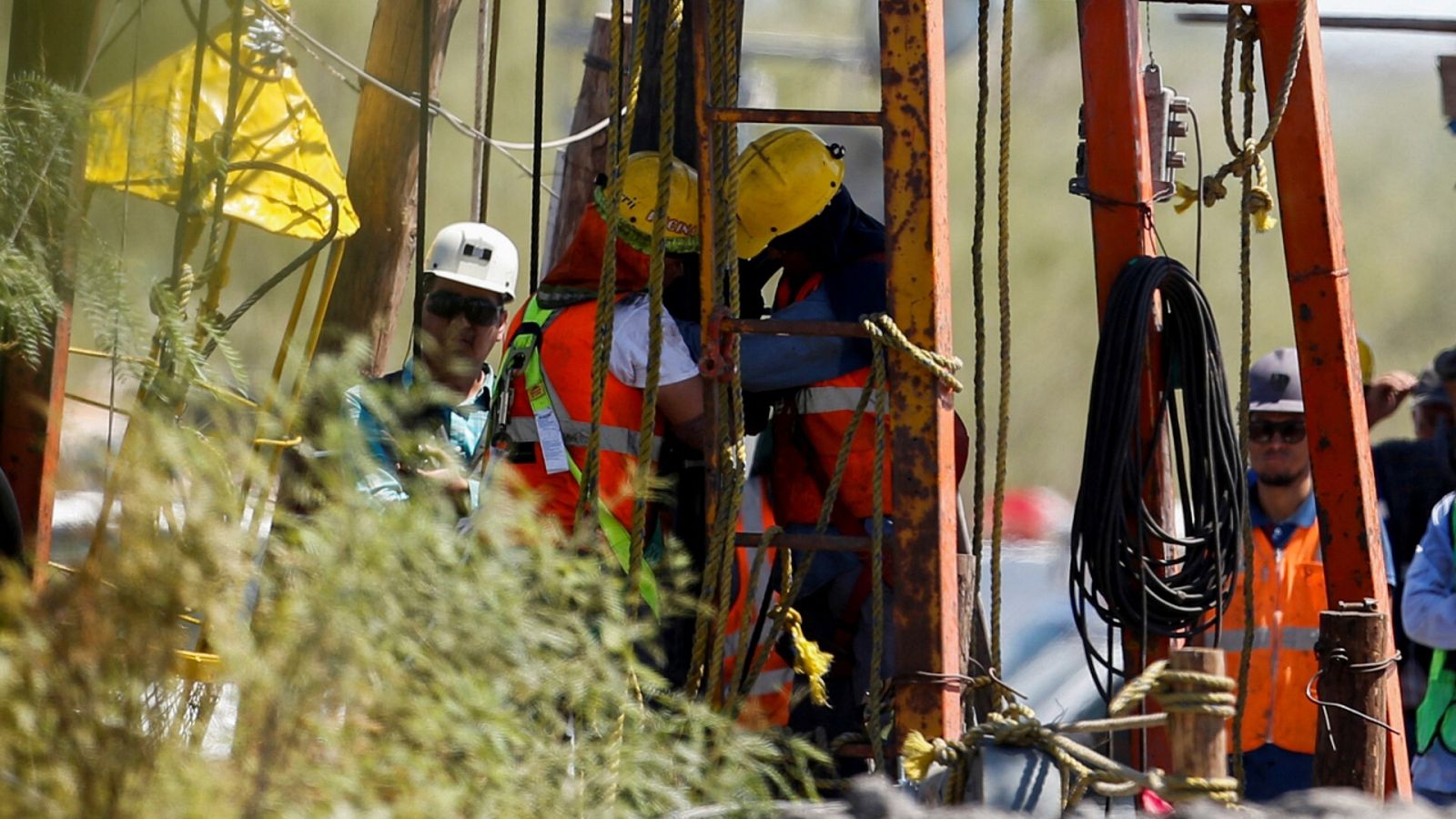 Imagen de gente trabajando en el rescate de diez mineros atrapados en una mina de Sabinas, estado de Coahuila, México.