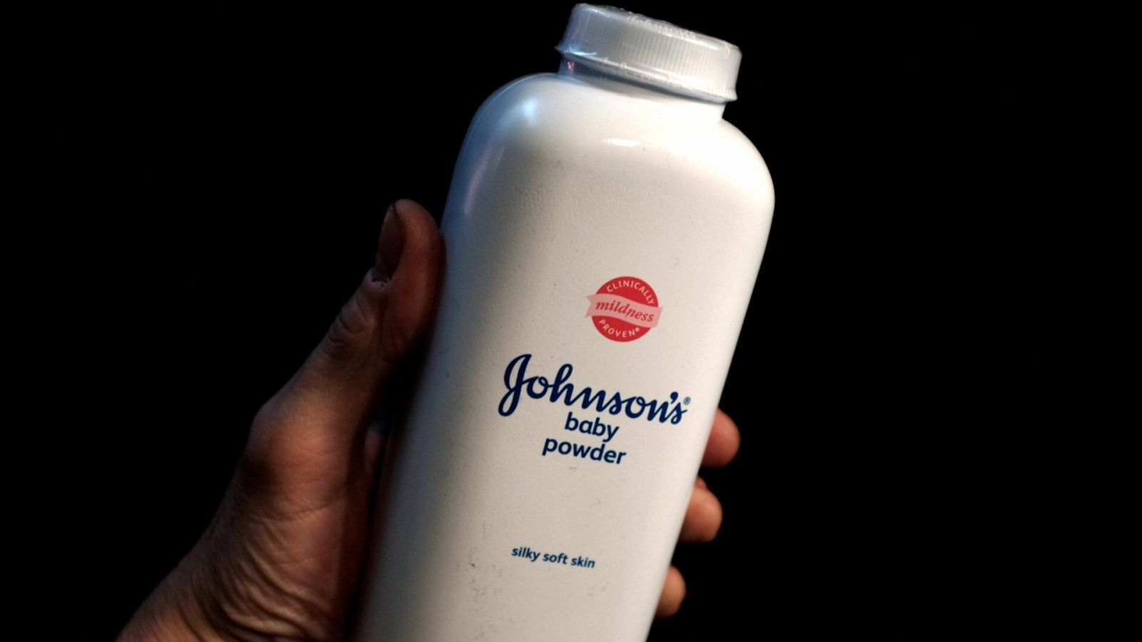 Imagen de archivo de un envase de polvos de talco para bebés de la marca Johnson & Johnson.