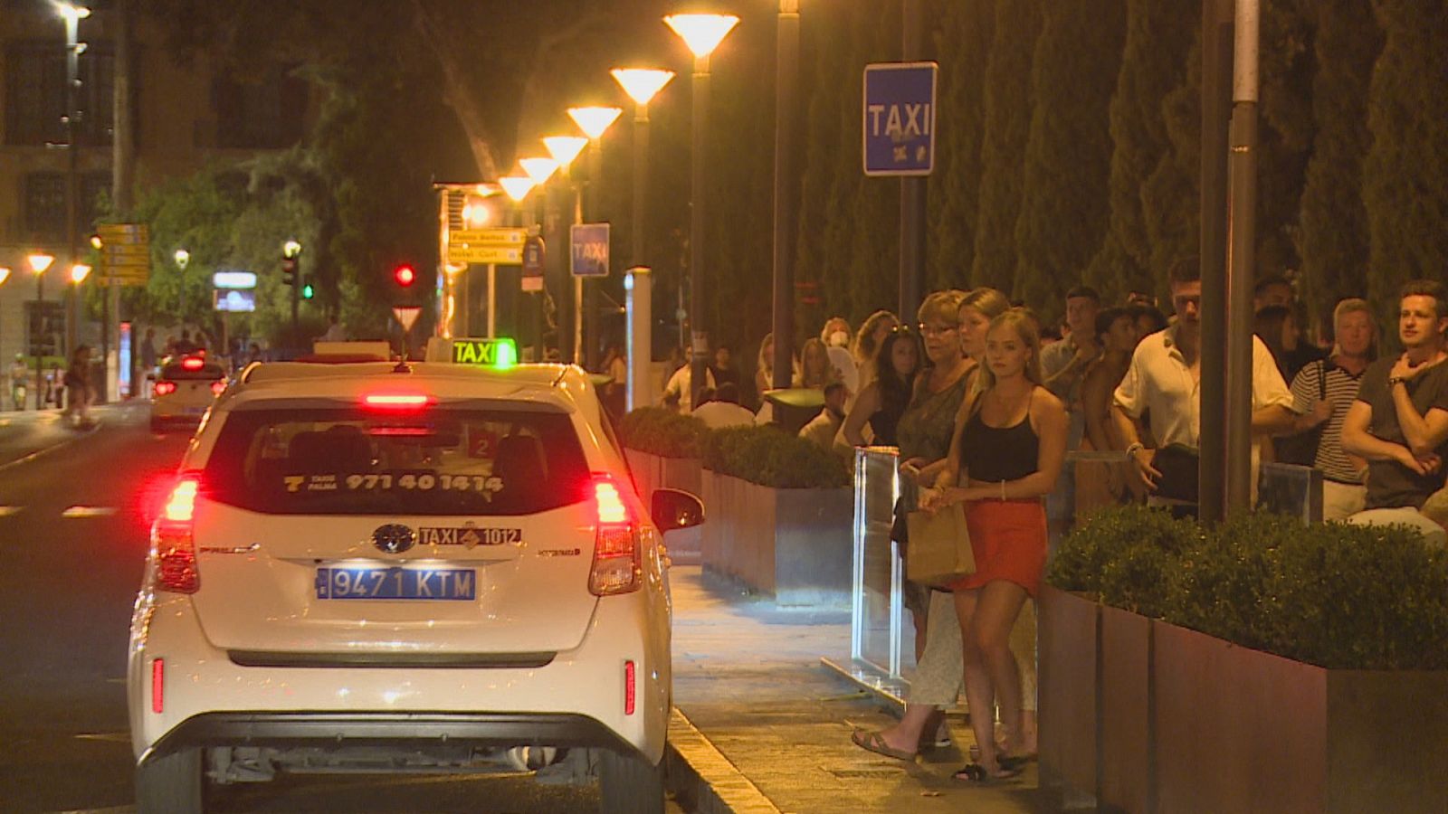 Desenes de turistes esperant un taxi a Palma