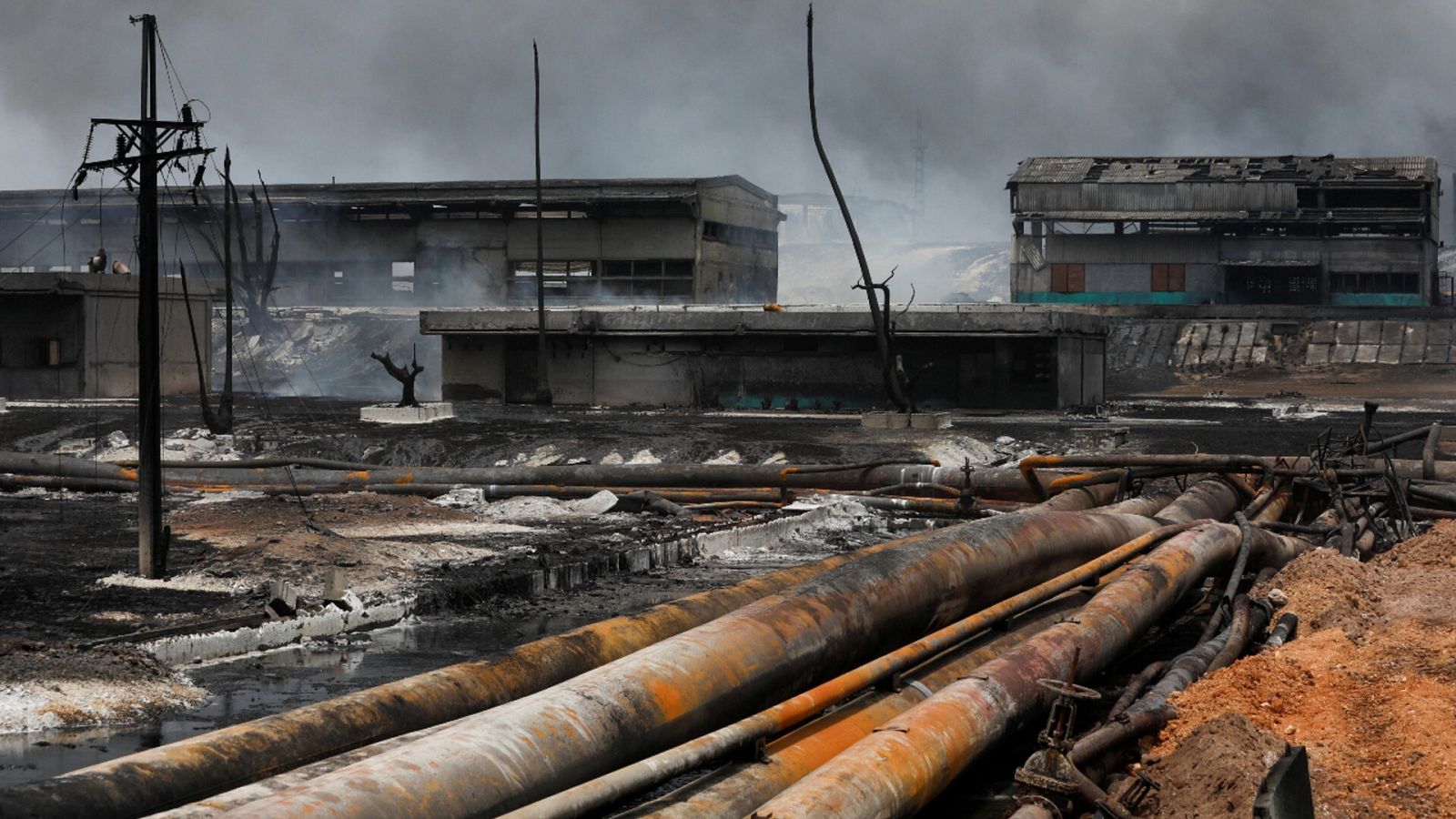 Una imagen de los destrozos causados por el incendio de los depósitos de combustible en Matanzas, Cuba.