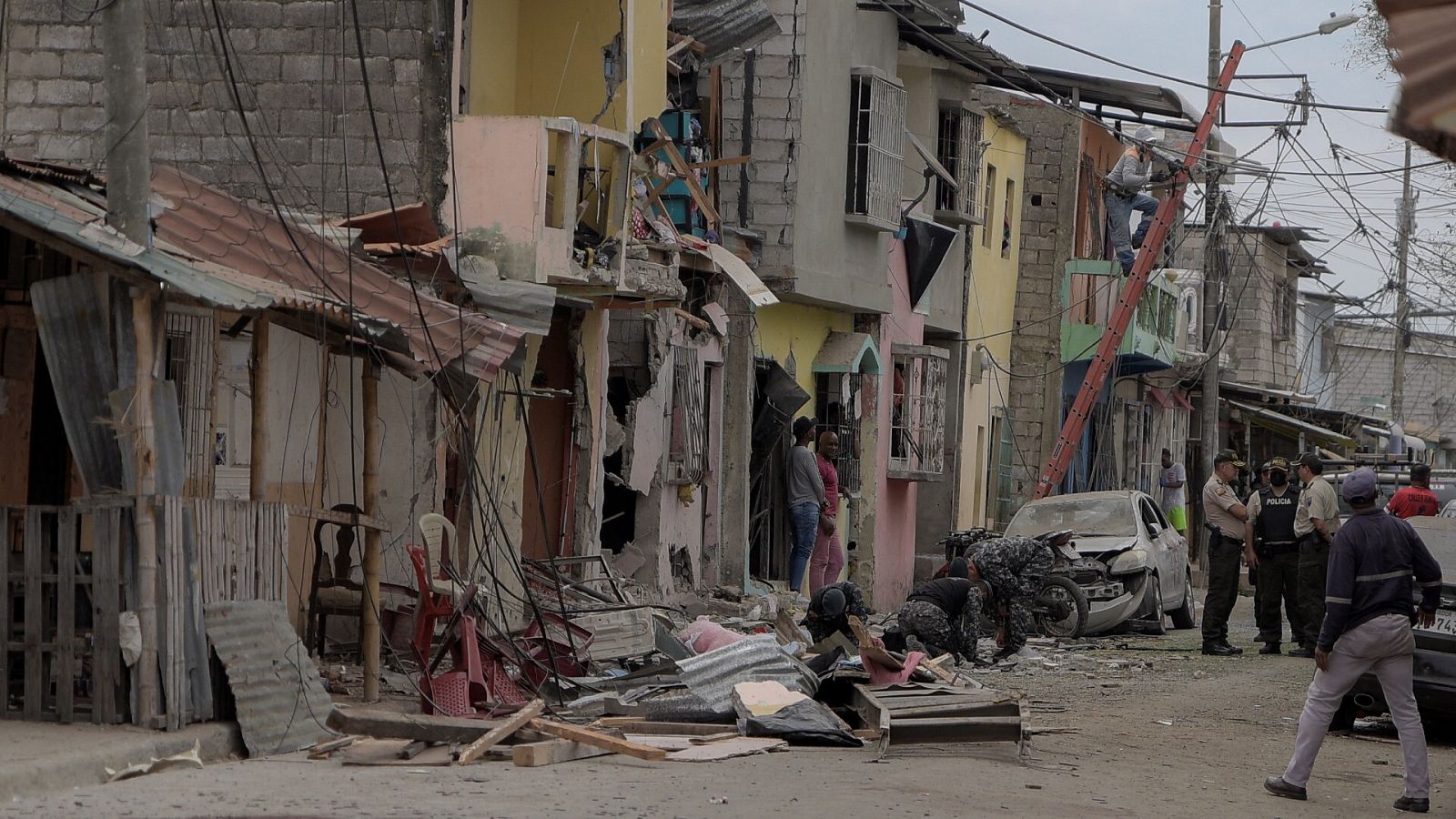 Miembros de las fuerzas de seguridad revisan la zona de la explosión que dejó varios muertos en Guayaquil