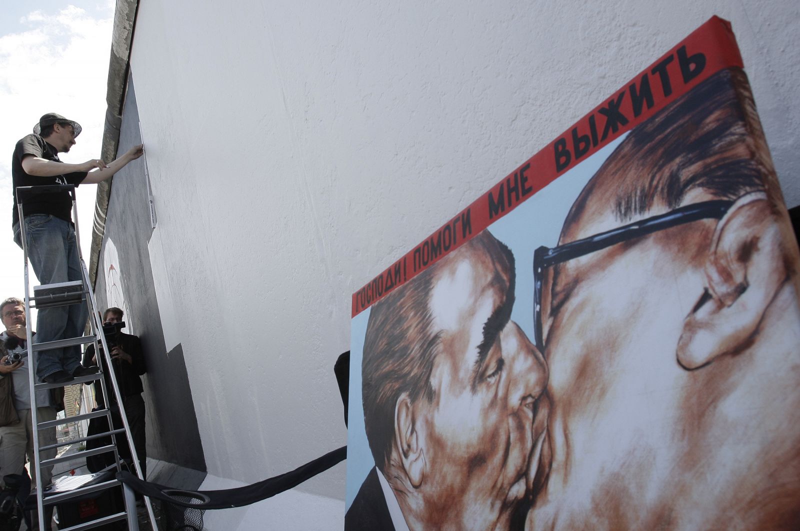 Foto de archivo del artista ruso Dmitri Vrubel cuando repintó el beso de tornillo de Leonid Brezhnev y Erich Honecker