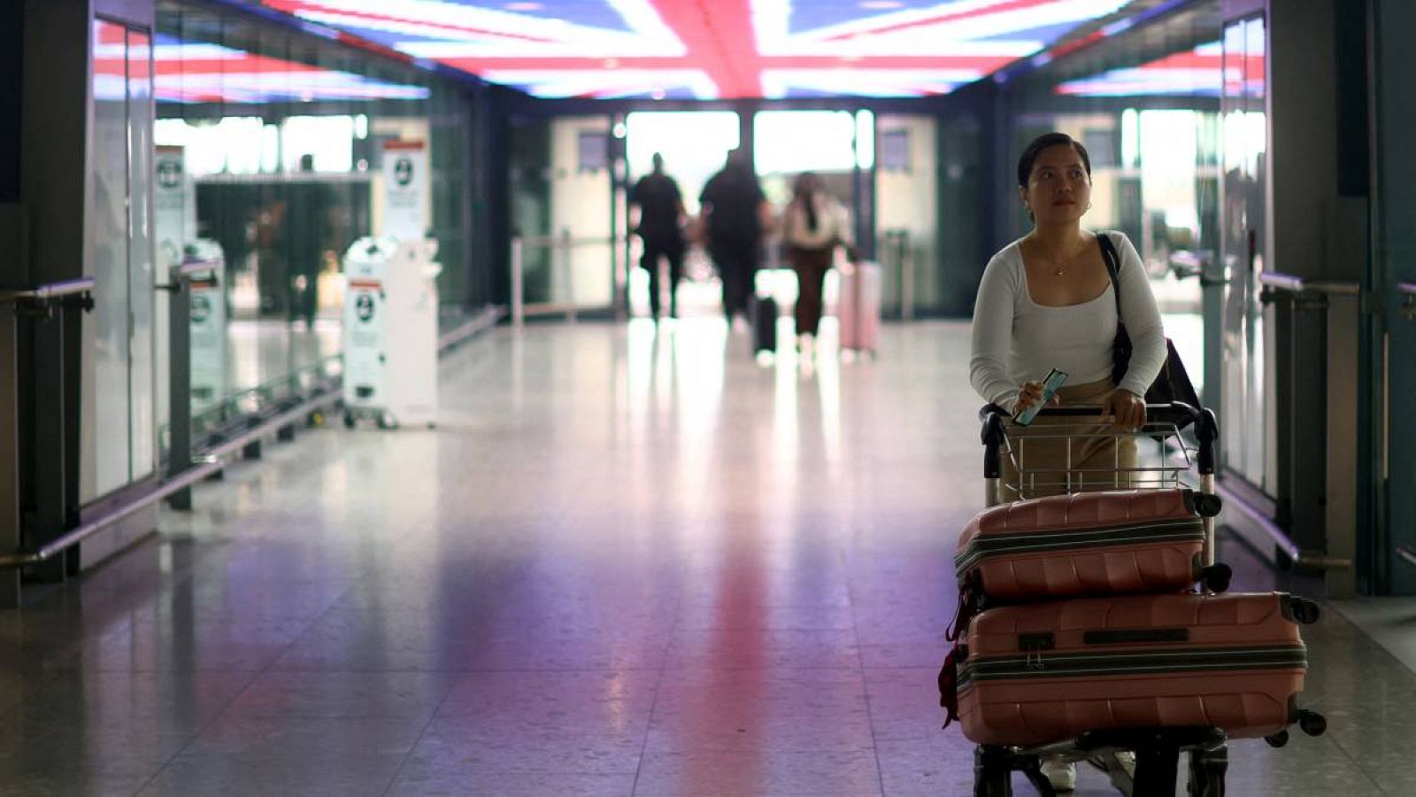 Una pasajera camina con su equipaje por la Terminal 5 del aeropuerto de Heathrow en Londres, Reino Unido. 