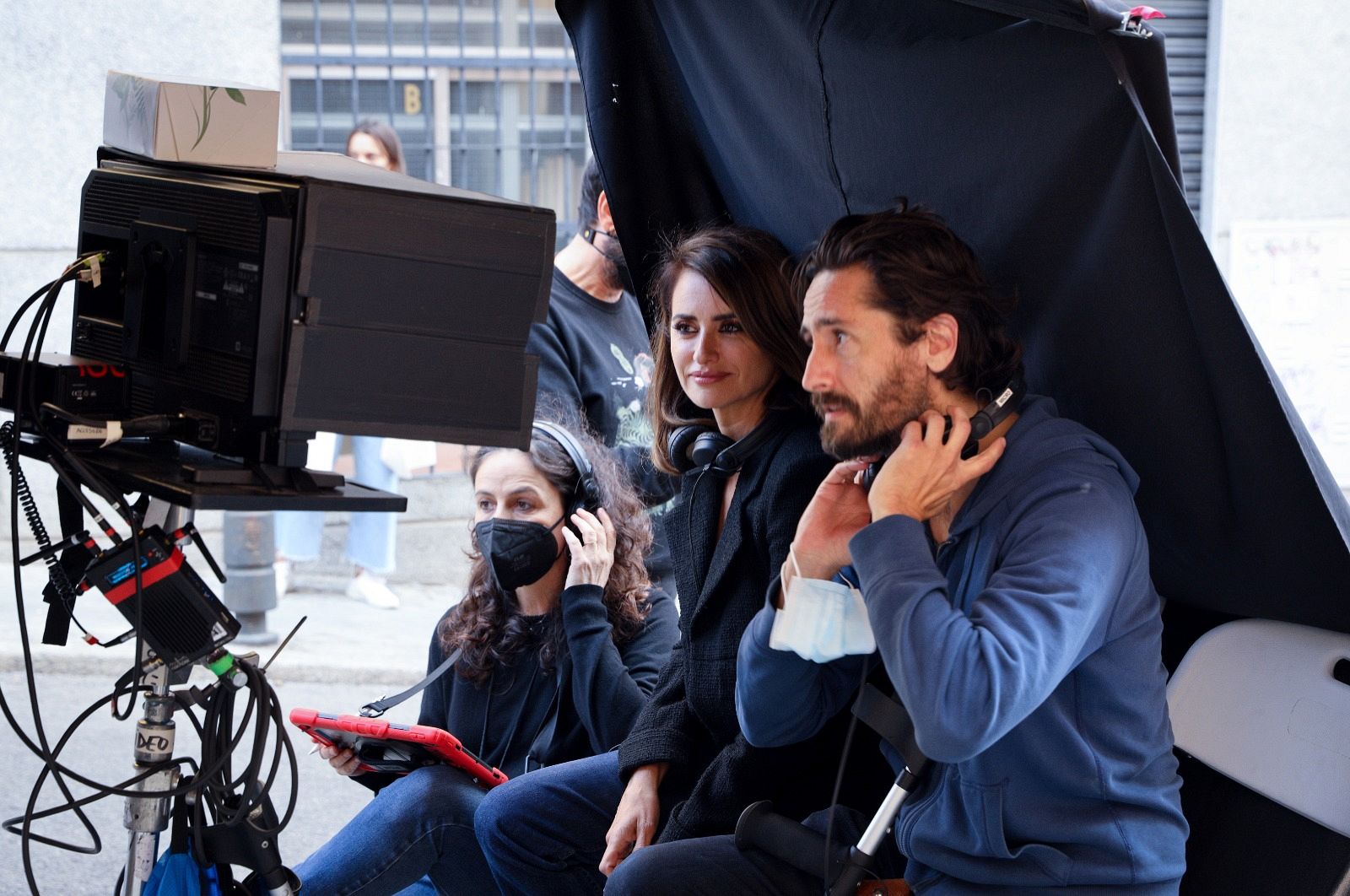 Penélope Cruz y Juan Diego Botto, en el rodaje de 'En los márgenes'.