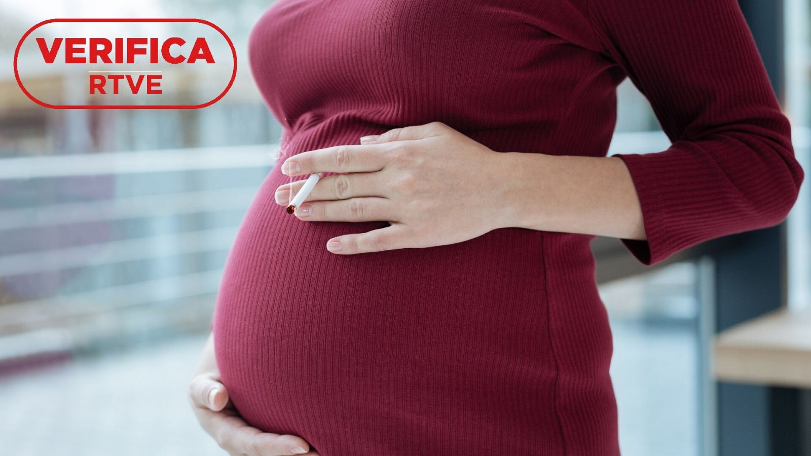 Imagen de una mujer embarazada con un cigarro en la mano, con el sello 'VerificaRTVE' en rojo