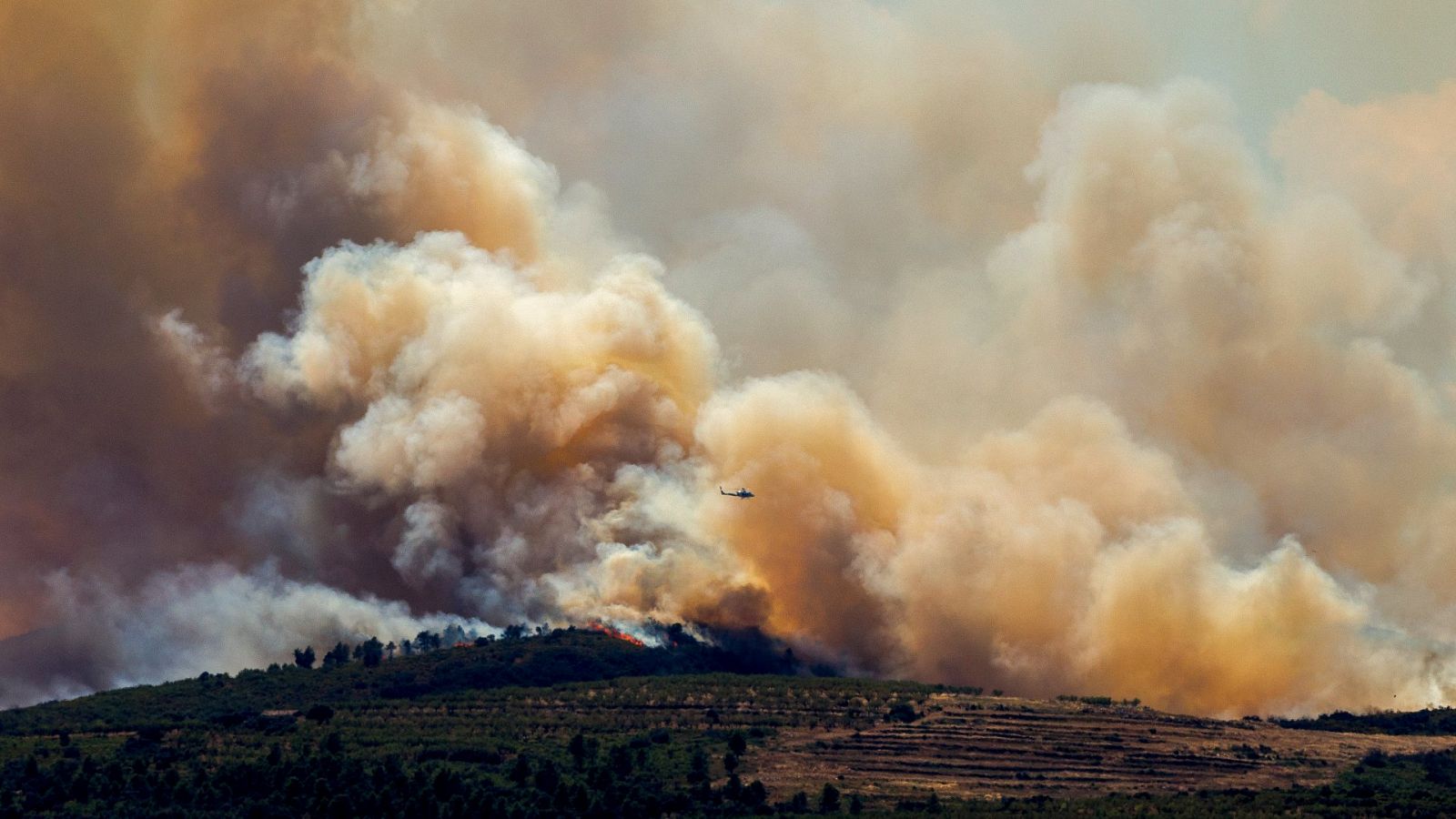 Un helicóptero en la zona de Alcublas (Valencia) durante las tareas de extinción del incendio declarado en Bejís