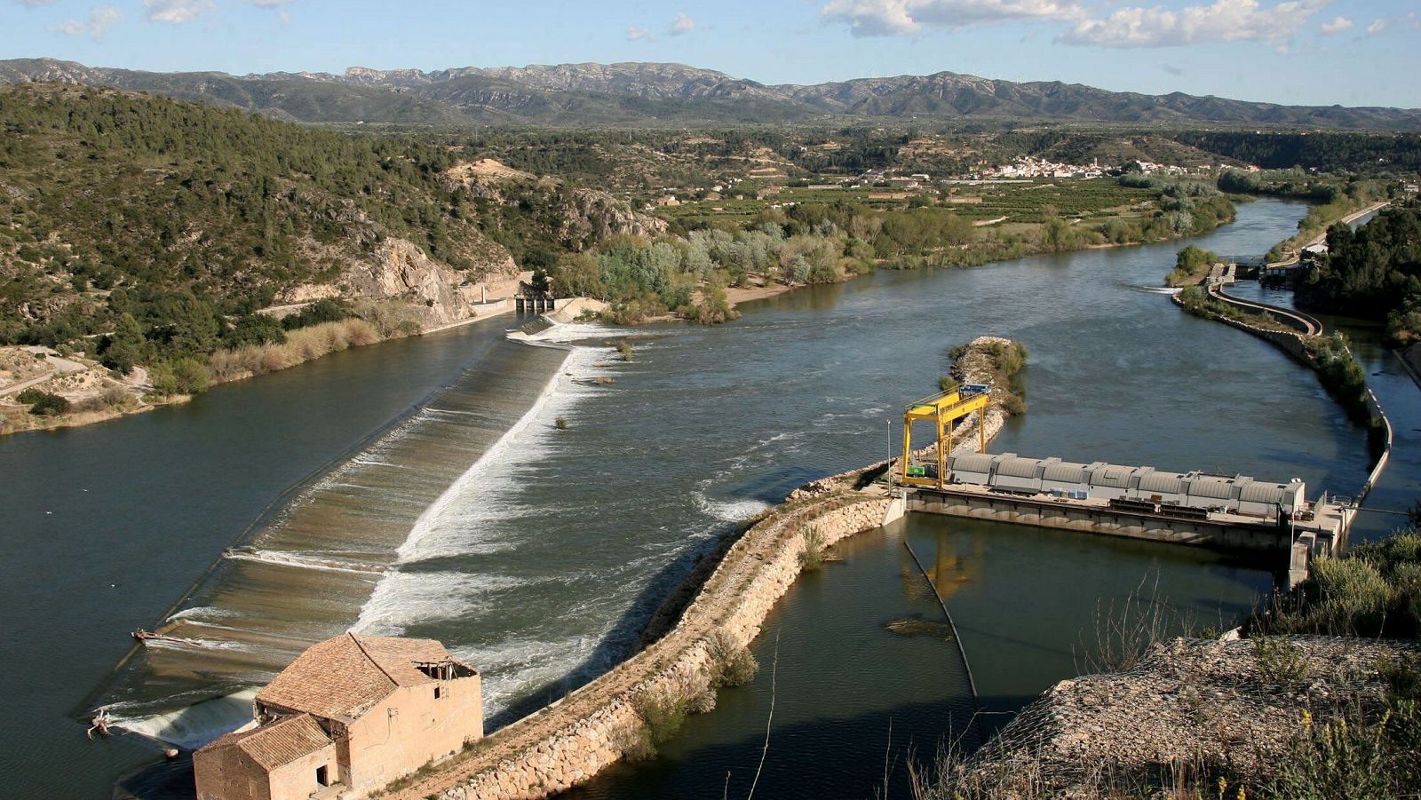 Azud de Xerta, en el Ebro. Este tipo de barreras son las más comunes en los ríos españoles