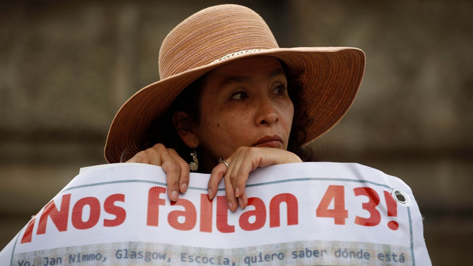 Imagen de archivo de una mujer sujetando una pancarta de apoyo a los 43 estudiantes de Ayotzinapa , México.